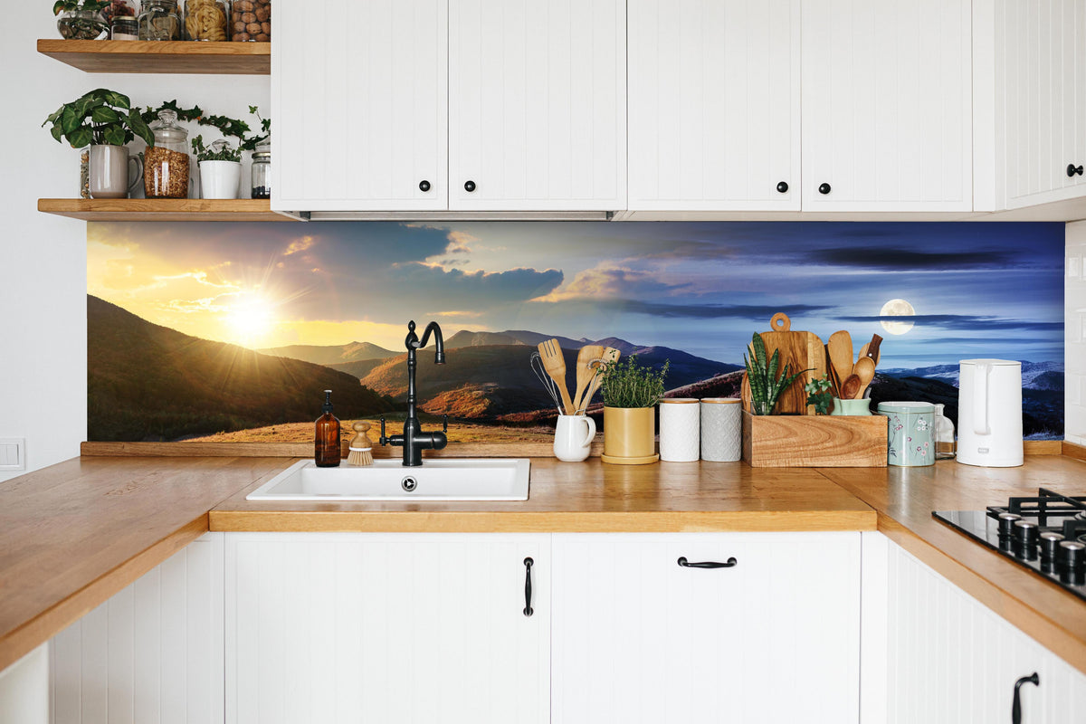 Küche - Wunderschönes Panorama eines Bergkamms in weißer Küche hinter Gewürzen und Kochlöffeln aus Holz