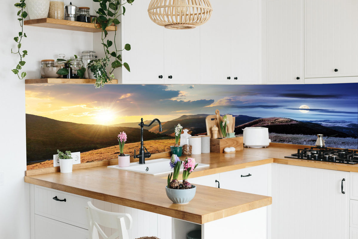 Küche - Wunderschönes Panorama eines Bergkamms in lebendiger Küche mit bunten Blumen