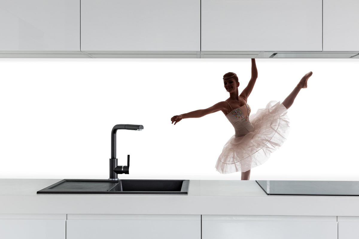 Küche - Wundervolle Ballerina hinter weißen Hochglanz-Küchenregalen und schwarzem Wasserhahn