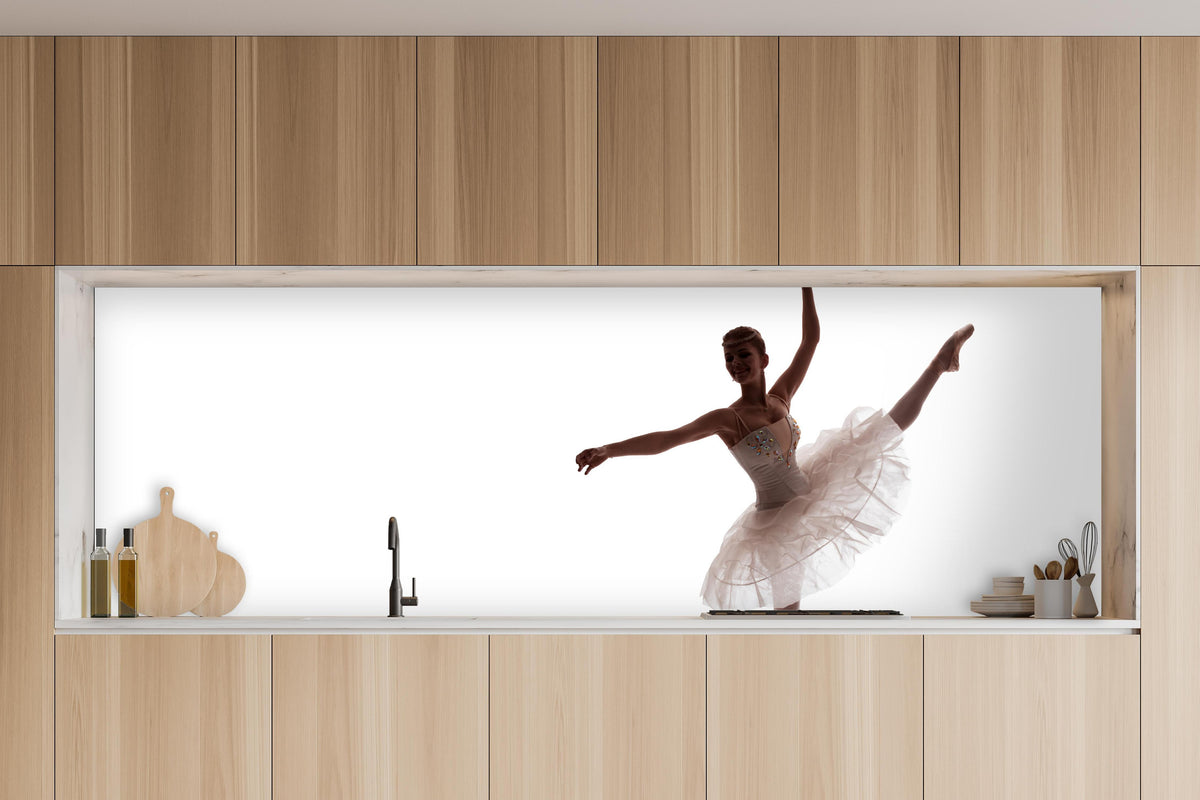 Küche - Wundervolle Ballerina in charakteristischer Vollholz-Küche mit modernem Gasherd