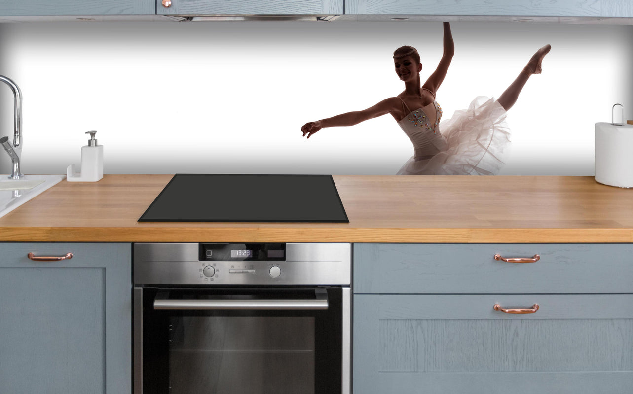 Küche - Wundervolle Ballerina über polierter Holzarbeitsplatte mit Cerankochfeld