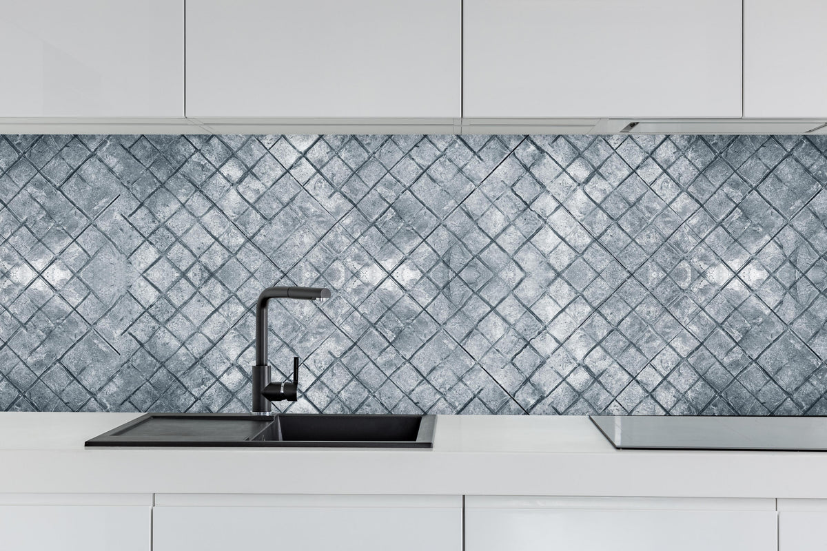Küche - Zement oberflächen Textur von Beton hinter weißen Hochglanz-Küchenregalen und schwarzem Wasserhahn