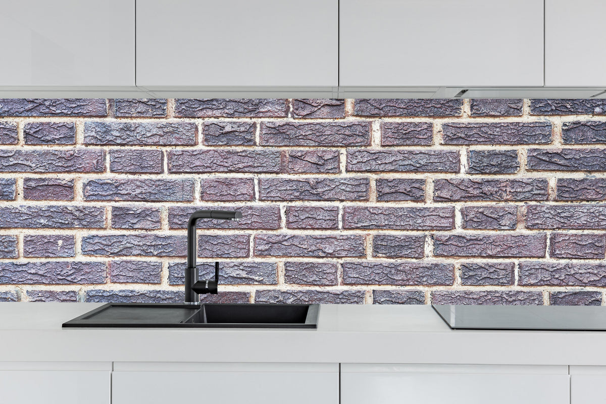 Küche - Zementmauertextur mit rissigen Fliesen hinter weißen Hochglanz-Küchenregalen und schwarzem Wasserhahn