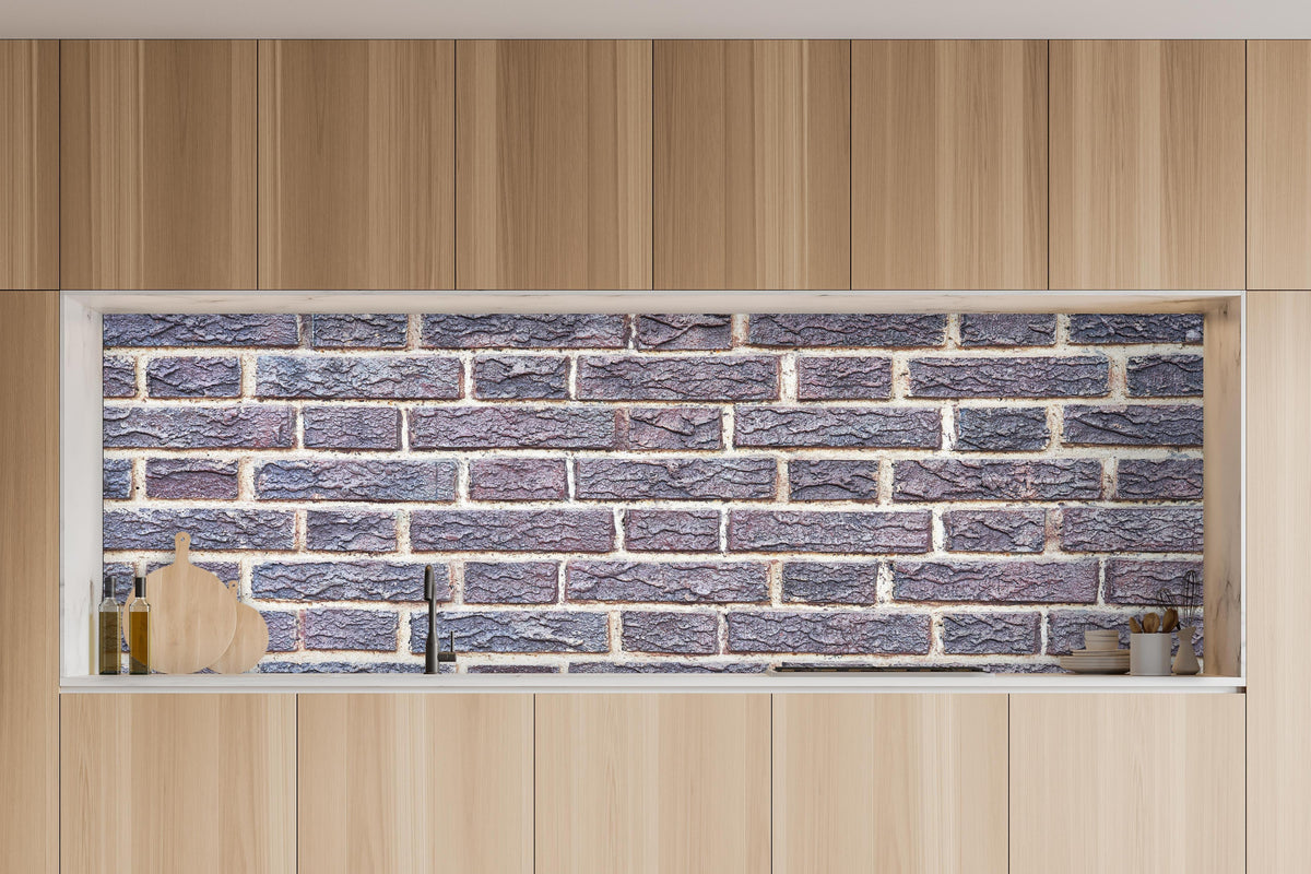Küche - Zementmauertextur mit rissigen Fliesen in charakteristischer Vollholz-Küche mit modernem Gasherd