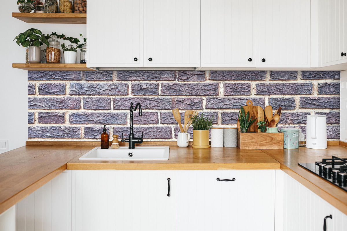Küche - Zementmauertextur mit rissigen Fliesen in weißer Küche hinter Gewürzen und Kochlöffeln aus Holz