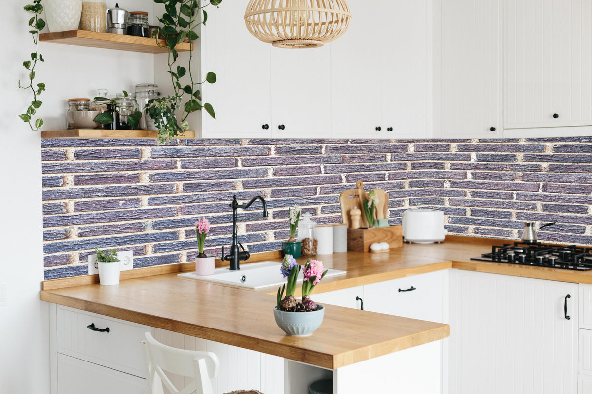 Küche - Zementmauertextur mit rissigen Fliesen in lebendiger Küche mit bunten Blumen