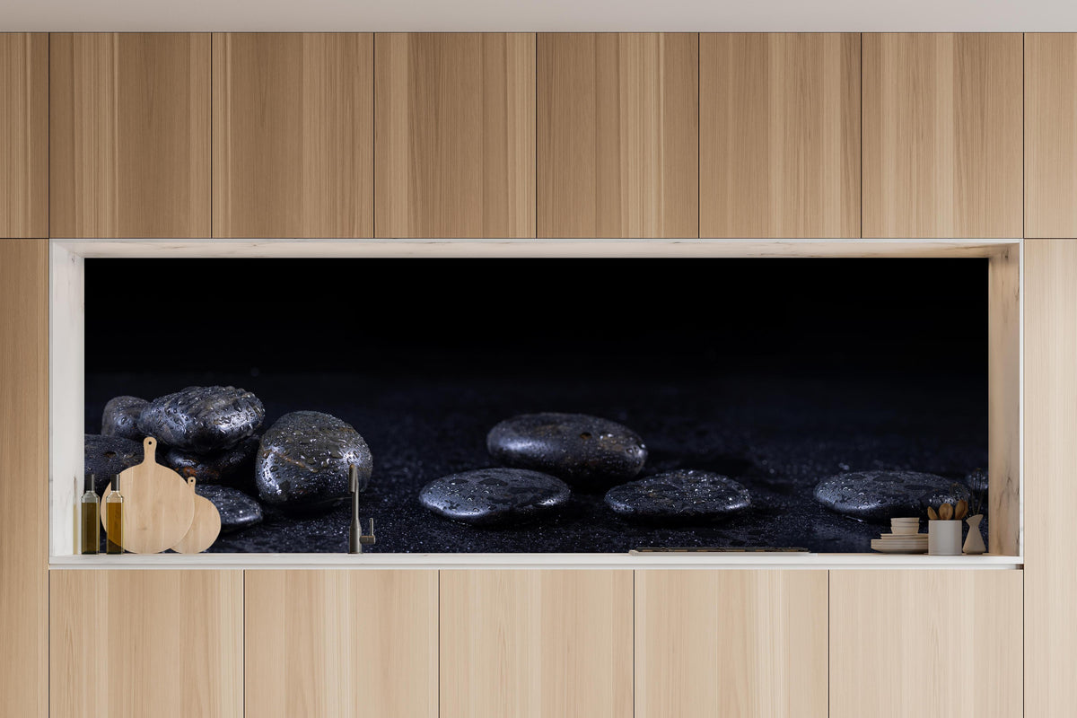 Küche - Zen - Schwarze Steine in charakteristischer Vollholz-Küche mit modernem Gasherd