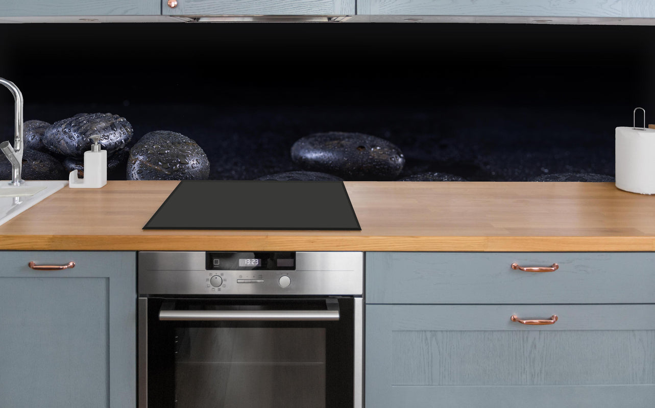 Küche - Zen - Schwarze Steine über polierter Holzarbeitsplatte mit Cerankochfeld