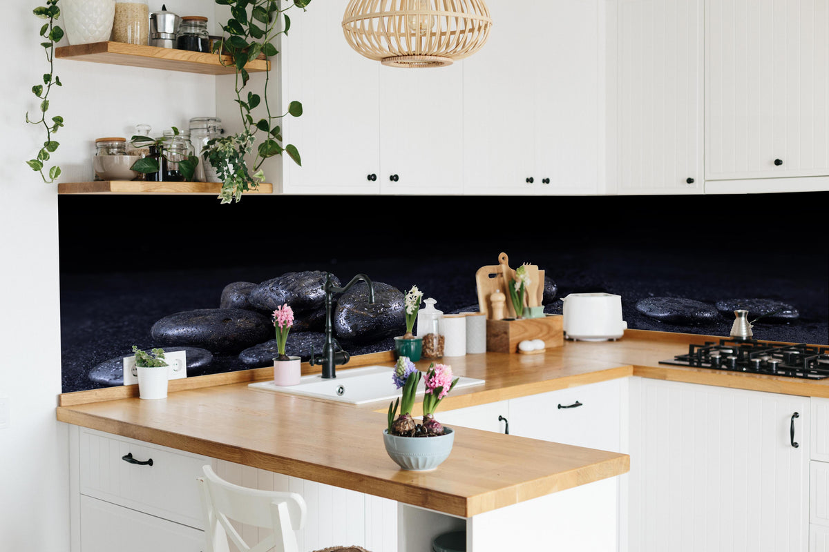 Küche - Zen - Schwarze Steine in lebendiger Küche mit bunten Blumen