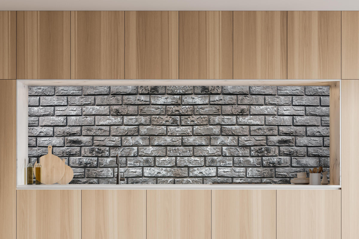 Küche - Ziegelmauer aus dekorativem grauem Stein in charakteristischer Vollholz-Küche mit modernem Gasherd