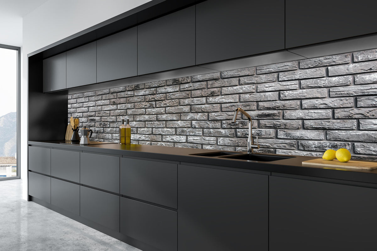 Küche - Ziegelmauer aus dekorativem grauem Stein in tiefschwarzer matt-premium Einbauküche