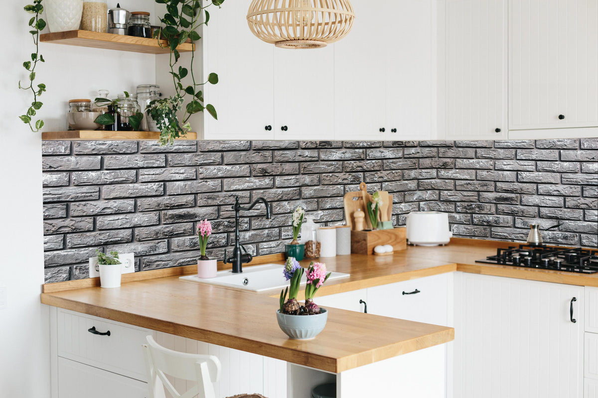 Küche - Ziegelmauer aus dekorativem grauem Stein in lebendiger Küche mit bunten Blumen