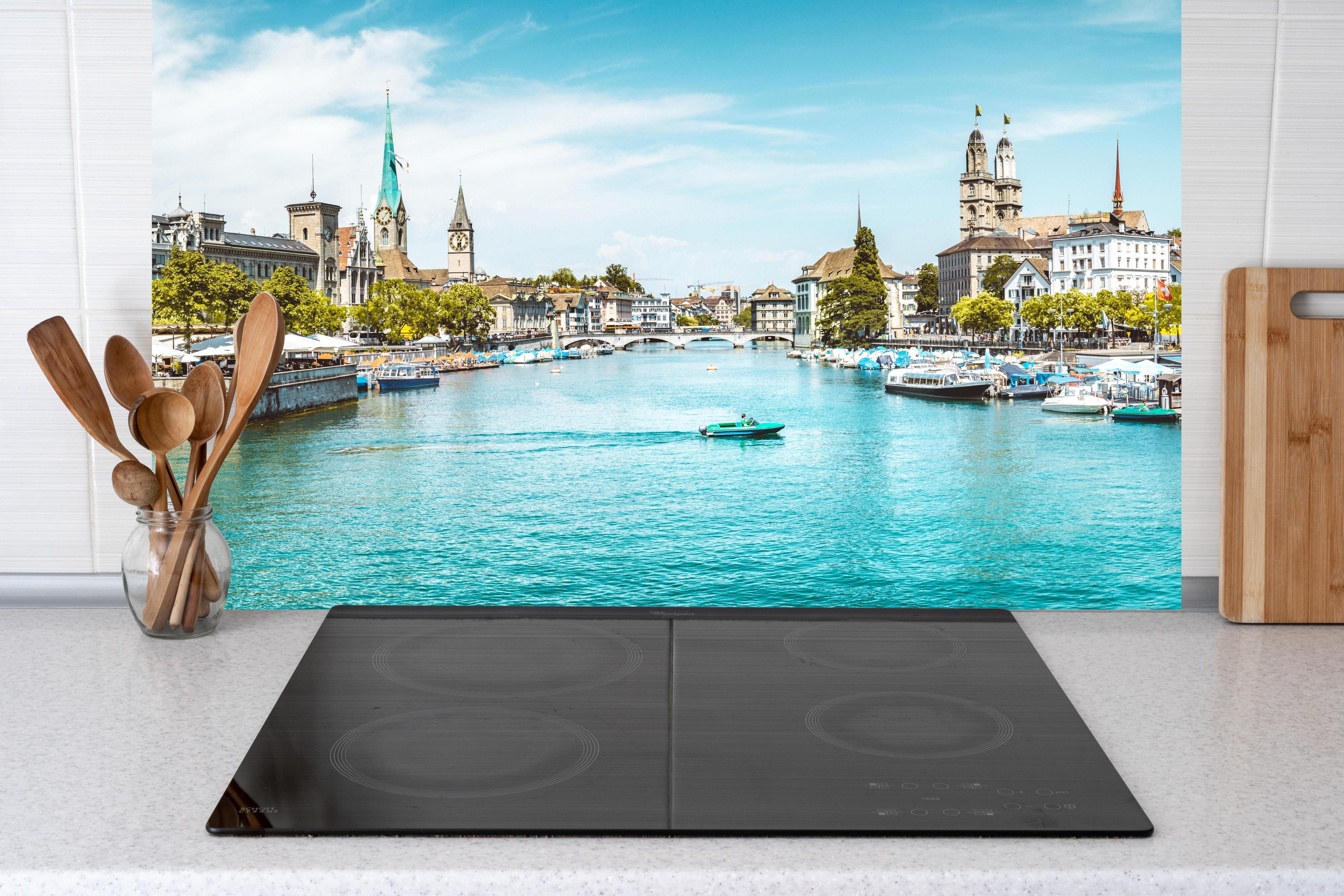 Küche - Zürich Skyline Panorama mit Fluss Limmat hinter Cerankochfeld und Holz-Kochutensilien