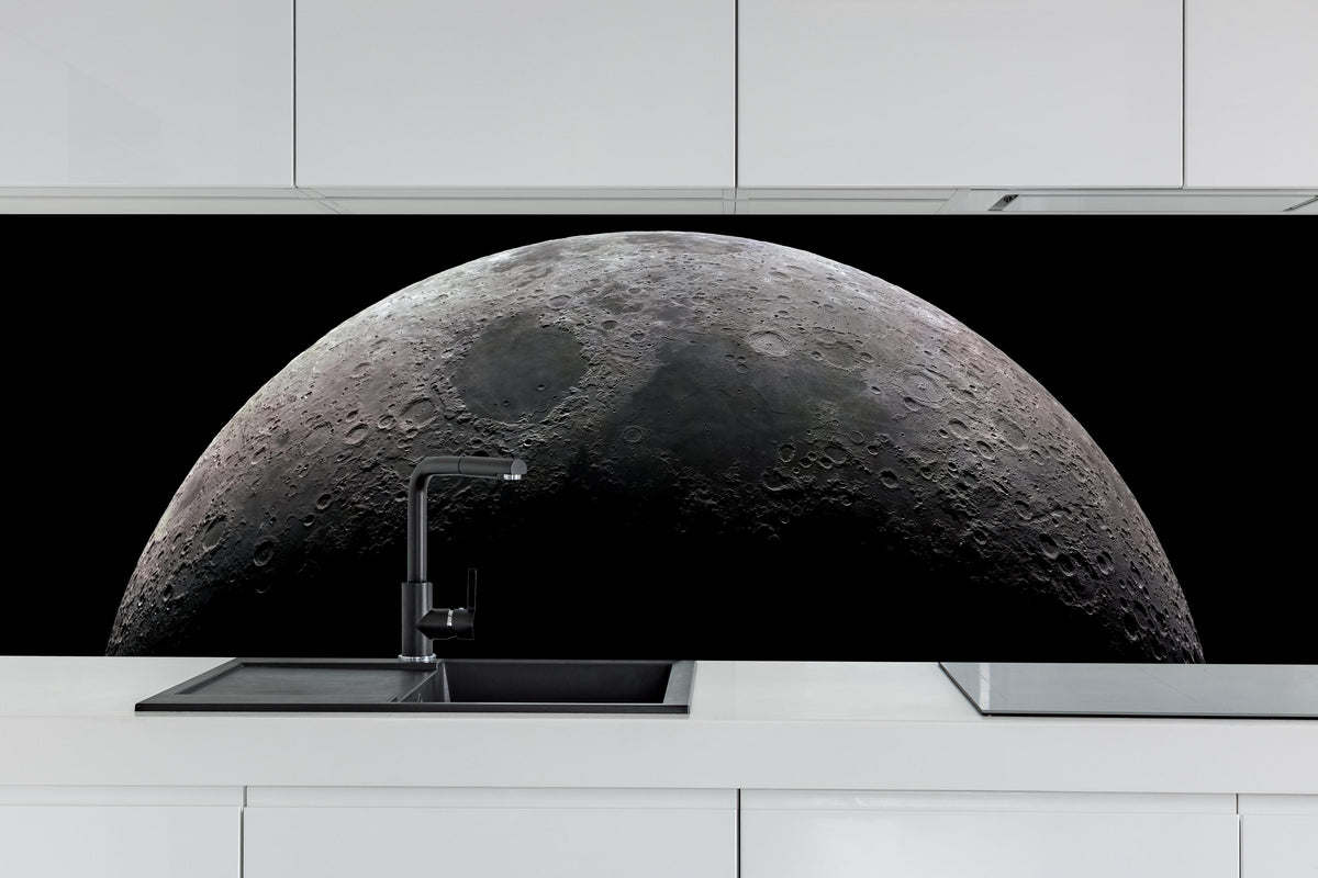 Küche - Zunehmenden Mondsichel im Weltraum hinter weißen Hochglanz-Küchenregalen und schwarzem Wasserhahn