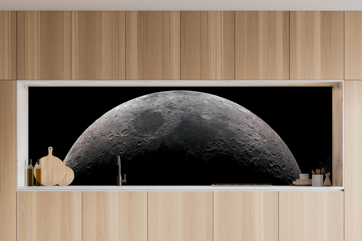 Küche - Zunehmenden Mondsichel im Weltraum in charakteristischer Vollholz-Küche mit modernem Gasherd