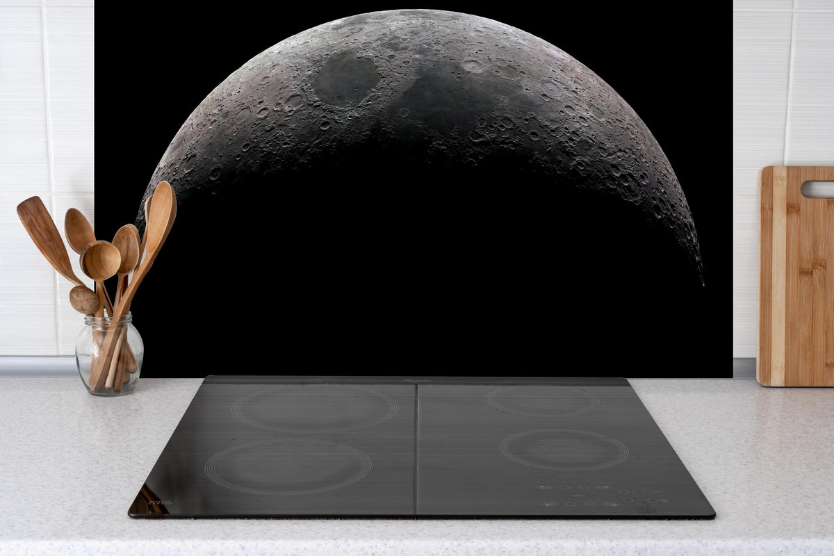 Küche - Zunehmenden Mondsichel im Weltraum hinter Cerankochfeld und Holz-Kochutensilien