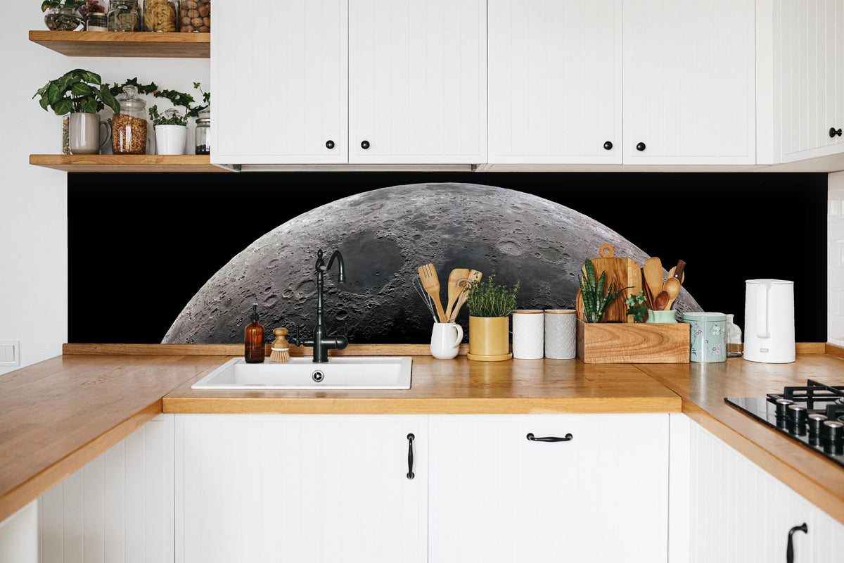 Küche - Zunehmenden Mondsichel im Weltraum in weißer Küche hinter Gewürzen und Kochlöffeln aus Holz