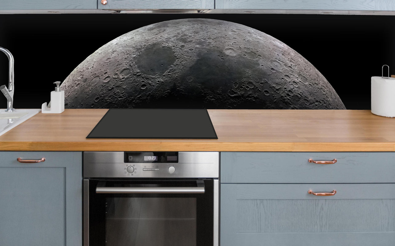 Küche - Zunehmenden Mondsichel im Weltraum über polierter Holzarbeitsplatte mit Cerankochfeld