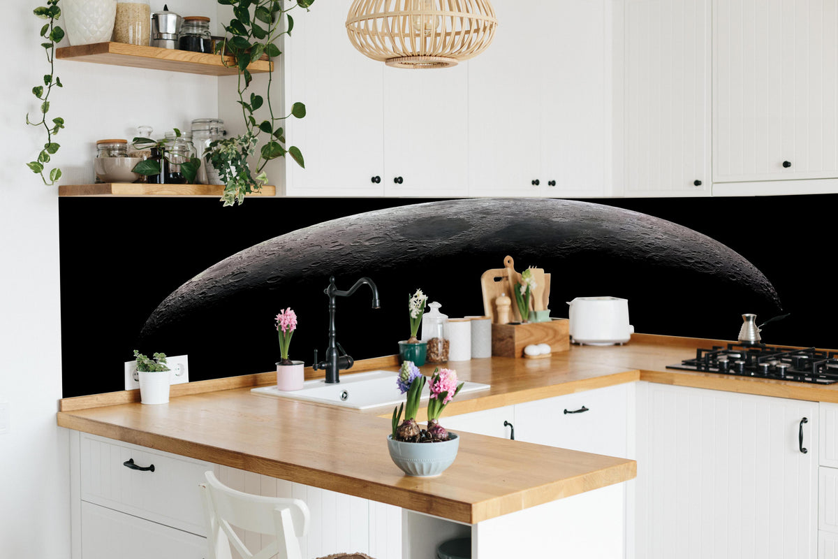 Küche - Zunehmenden Mondsichel im Weltraum in lebendiger Küche mit bunten Blumen