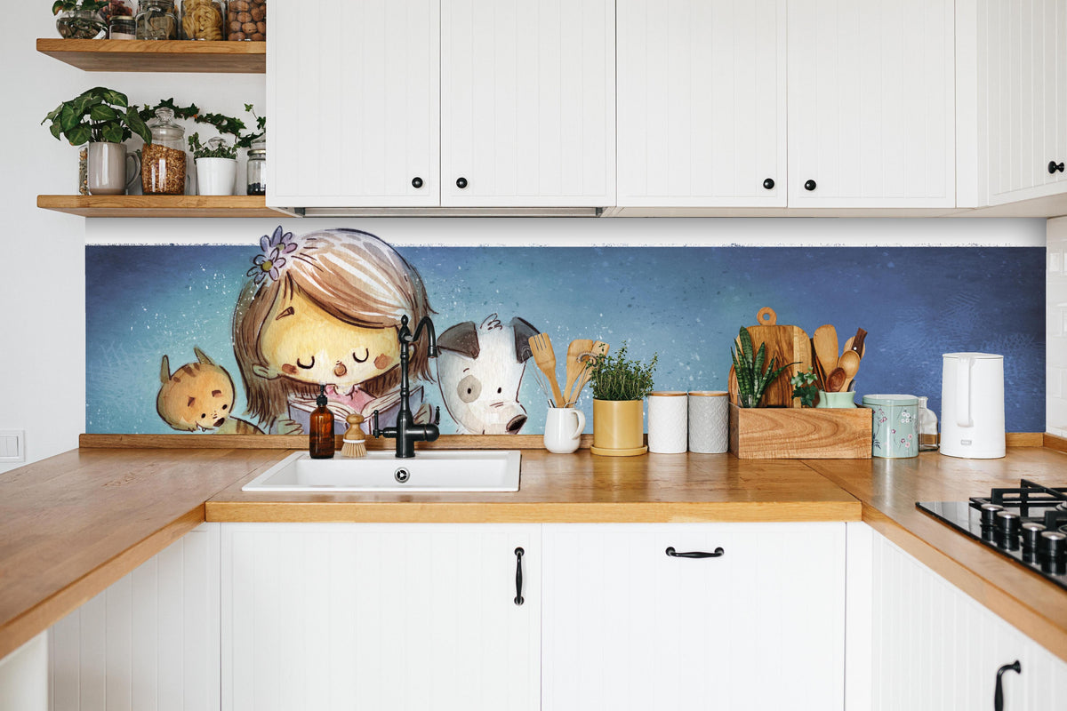 Küche - lesendes Mädchen mit Hund und Katze in weißer Küche hinter Gewürzen und Kochlöffeln aus Holz