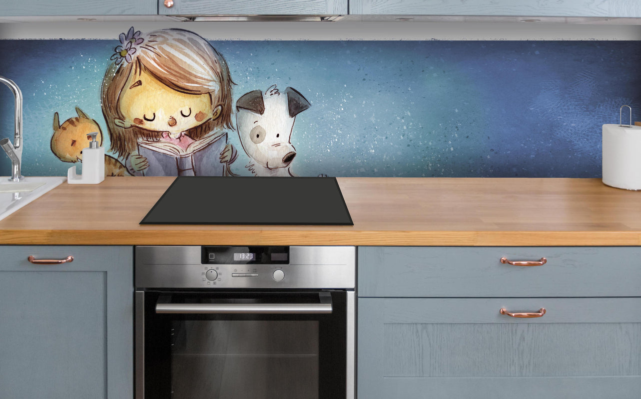 Küche - lesendes Mädchen mit Hund und Katze über polierter Holzarbeitsplatte mit Cerankochfeld