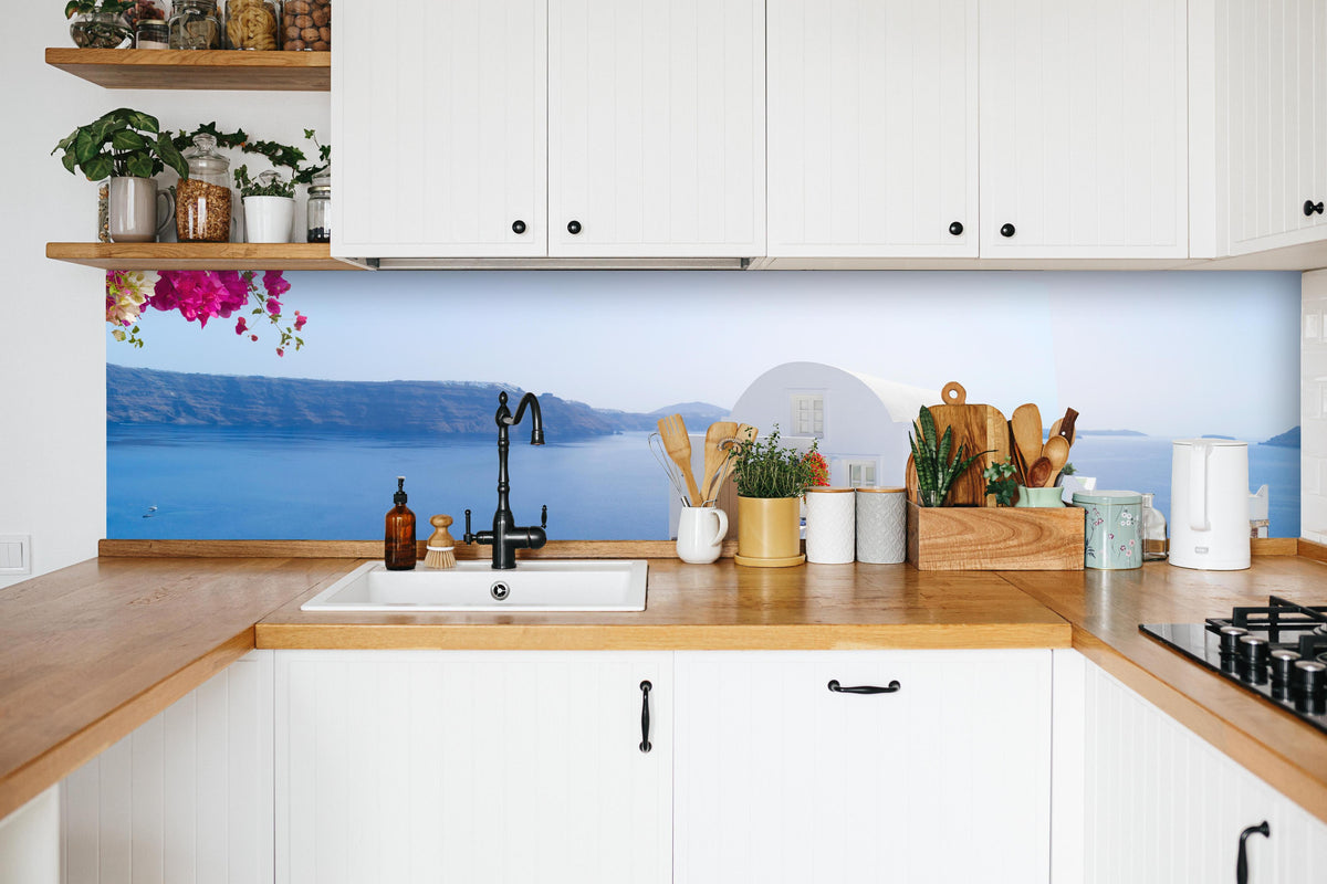 Küche - schöne Details der Insel Santorin in weißer Küche hinter Gewürzen und Kochlöffeln aus Holz