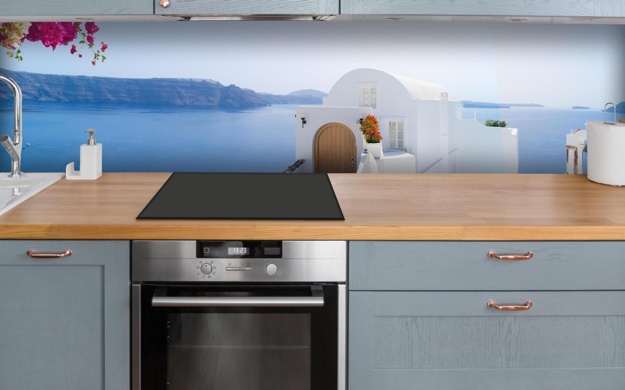 Küche - schöne Details der Insel Santorin über polierter Holzarbeitsplatte mit Cerankochfeld