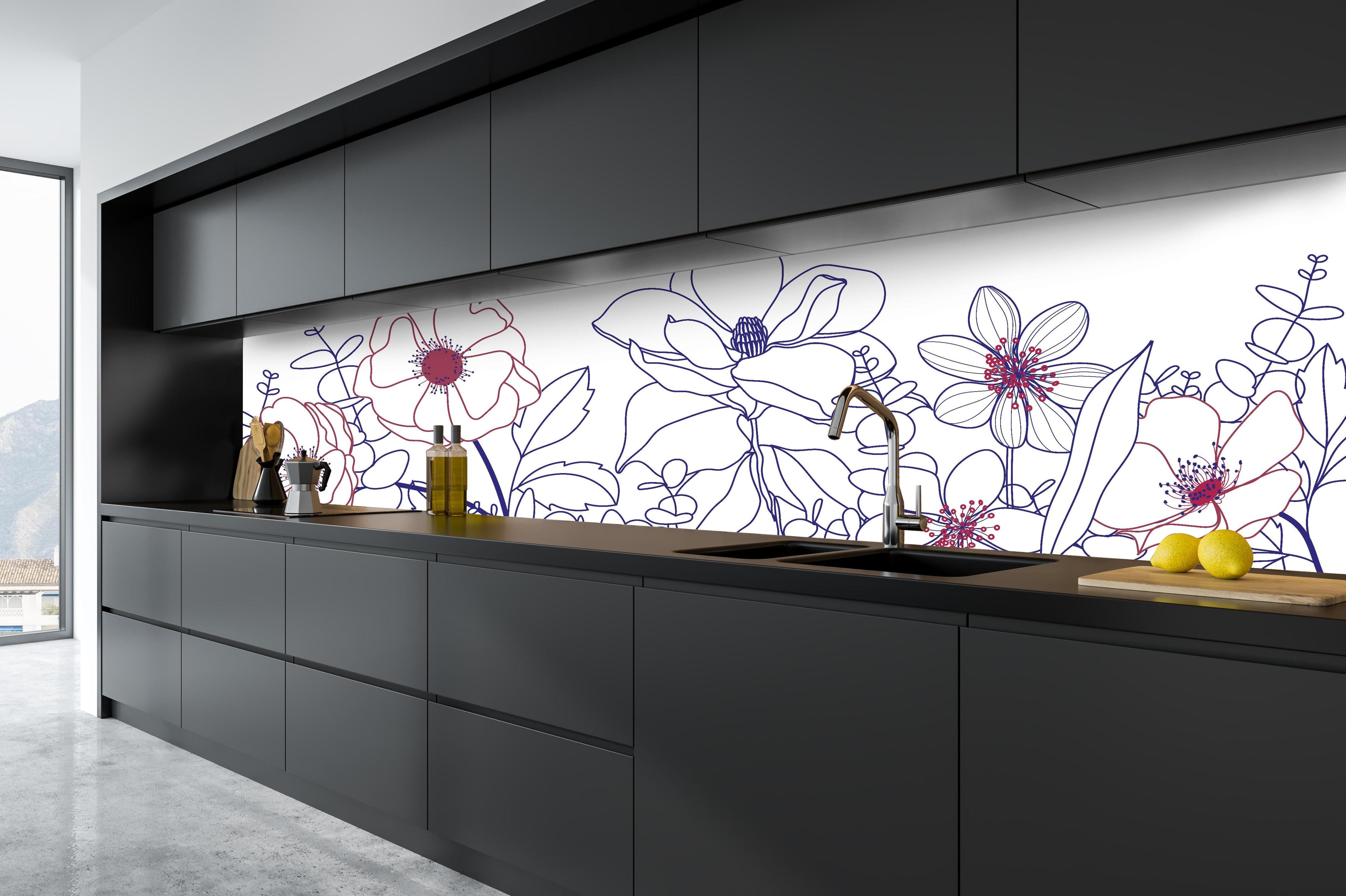 Küche - Künstlerische Blumen Lineart Zeichnung hinter weißen Hochglanz-Küchenregalen und schwarzem Wasserhahn