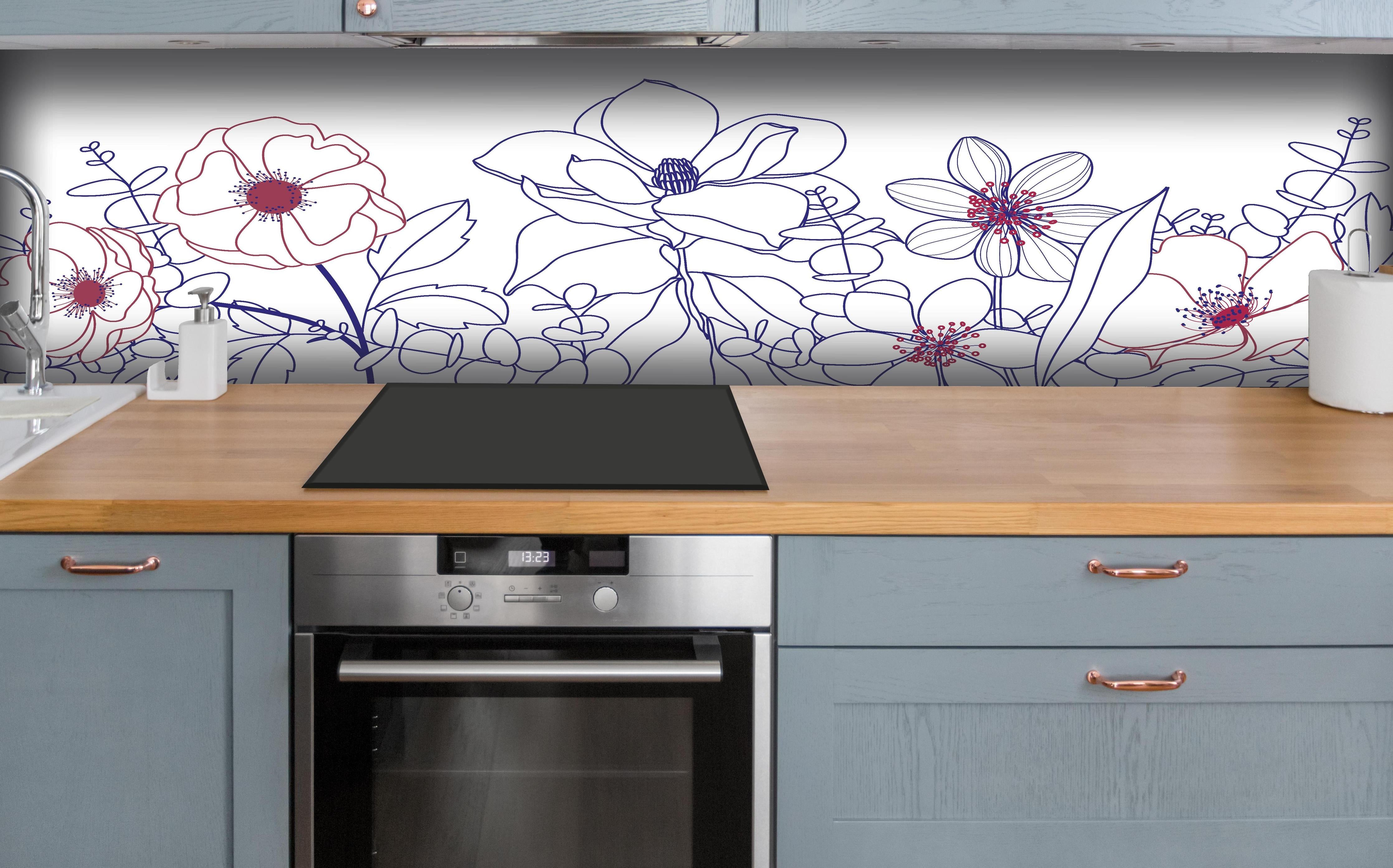 Küche - Künstlerische Blumen Lineart Zeichnung hinter weißen Hochglanz-Küchenregalen und schwarzem Wasserhahn