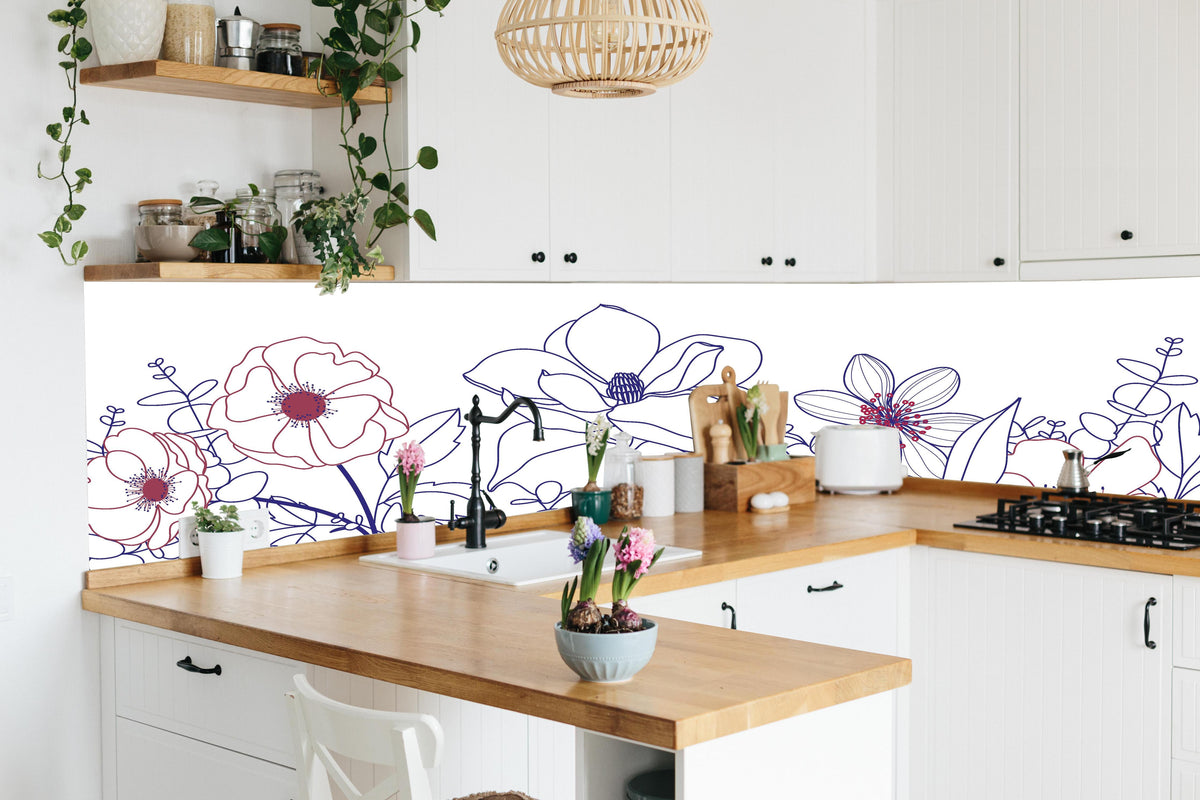 Küche - Künstlerische Blumen Lineart Zeichnung hinter weißen Hochglanz-Küchenregalen und schwarzem Wasserhahn