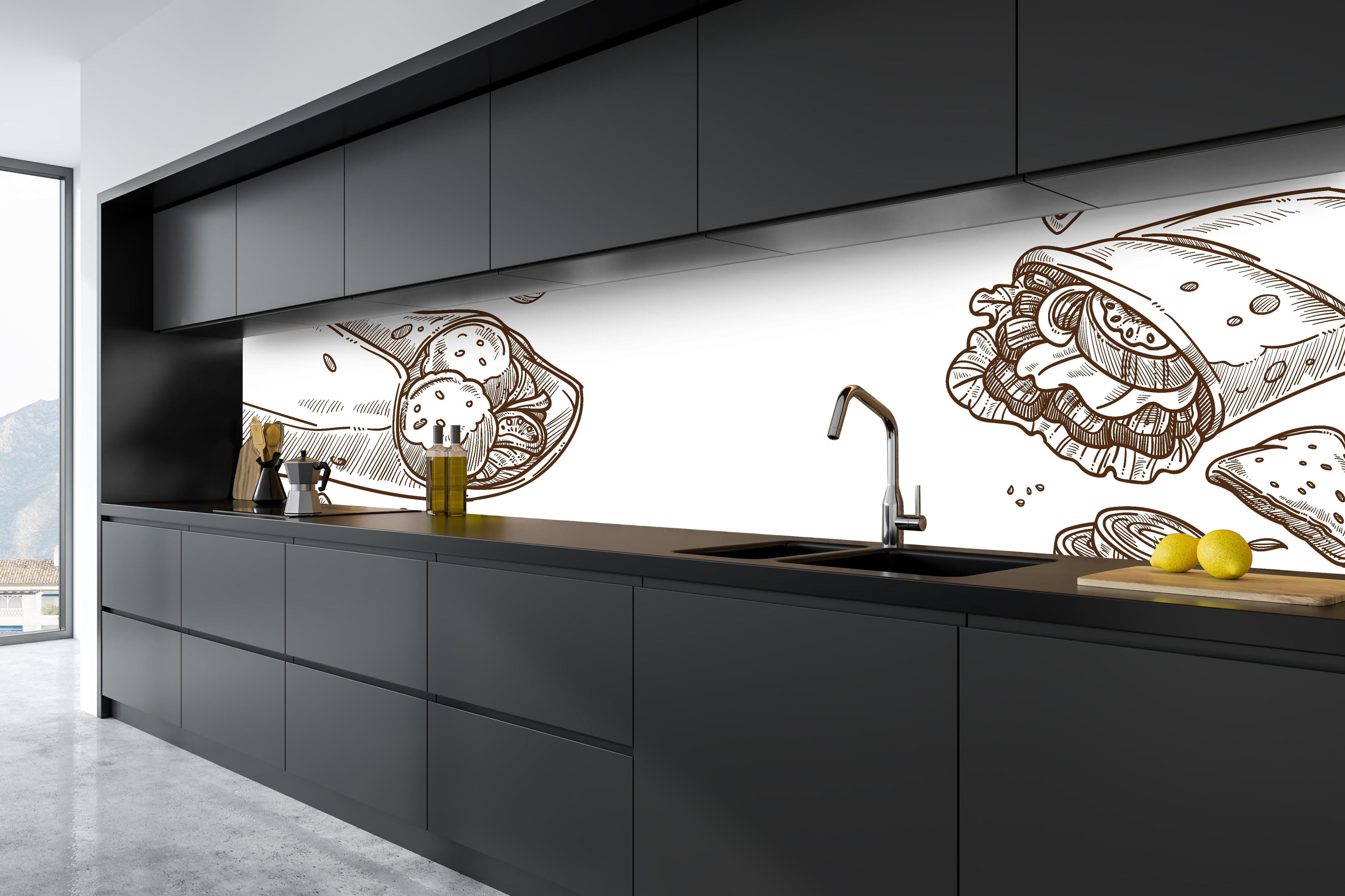 Küche - Künstlerische Wrap-Zeichnung in Schwarz-Weiß hinter weißen Hochglanz-Küchenregalen und schwarzem Wasserhahn