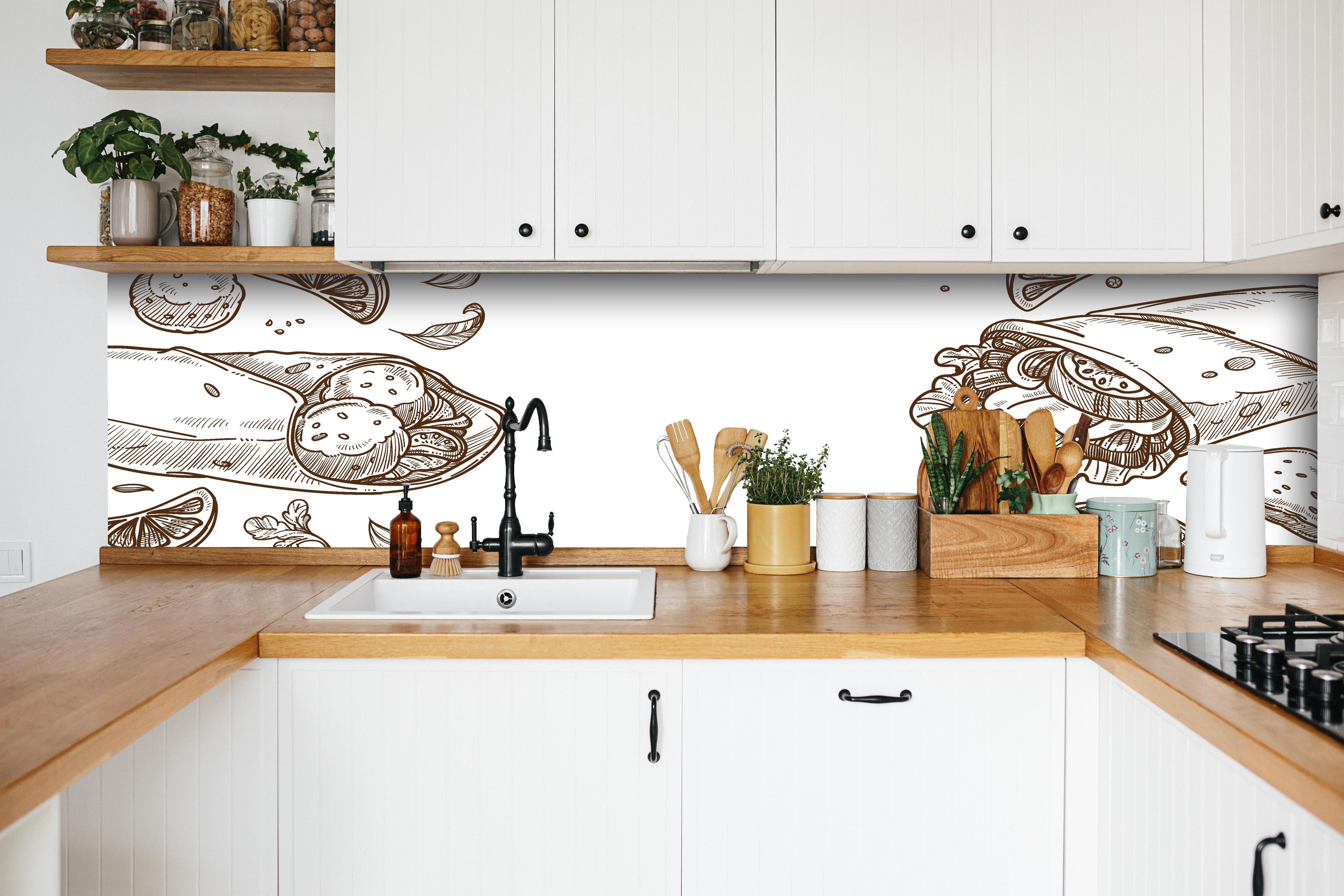 Küche - Künstlerische Wrap-Zeichnung in Schwarz-Weiß hinter weißen Hochglanz-Küchenregalen und schwarzem Wasserhahn