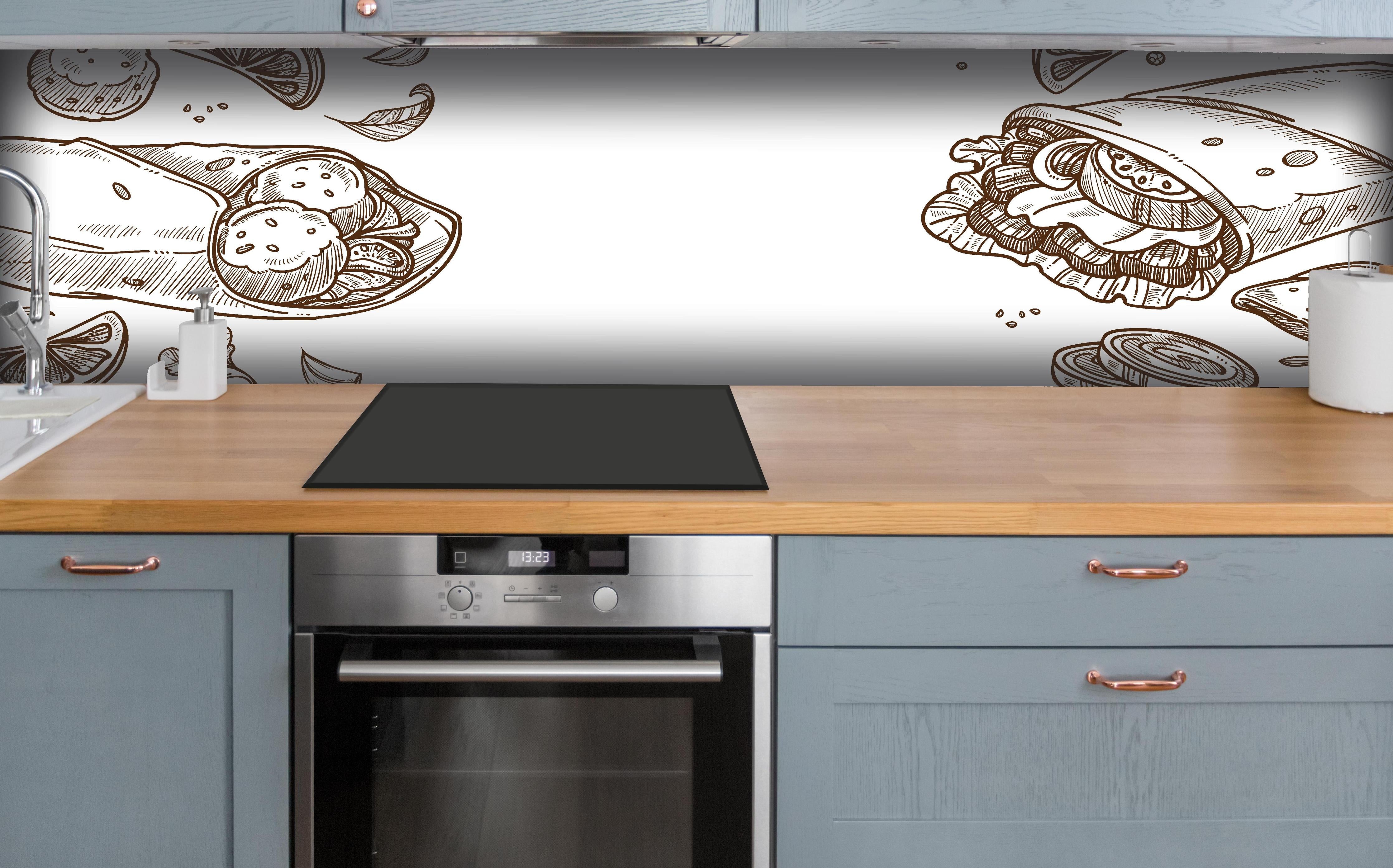 Küche - Künstlerische Wrap-Zeichnung in Schwarz-Weiß hinter weißen Hochglanz-Küchenregalen und schwarzem Wasserhahn