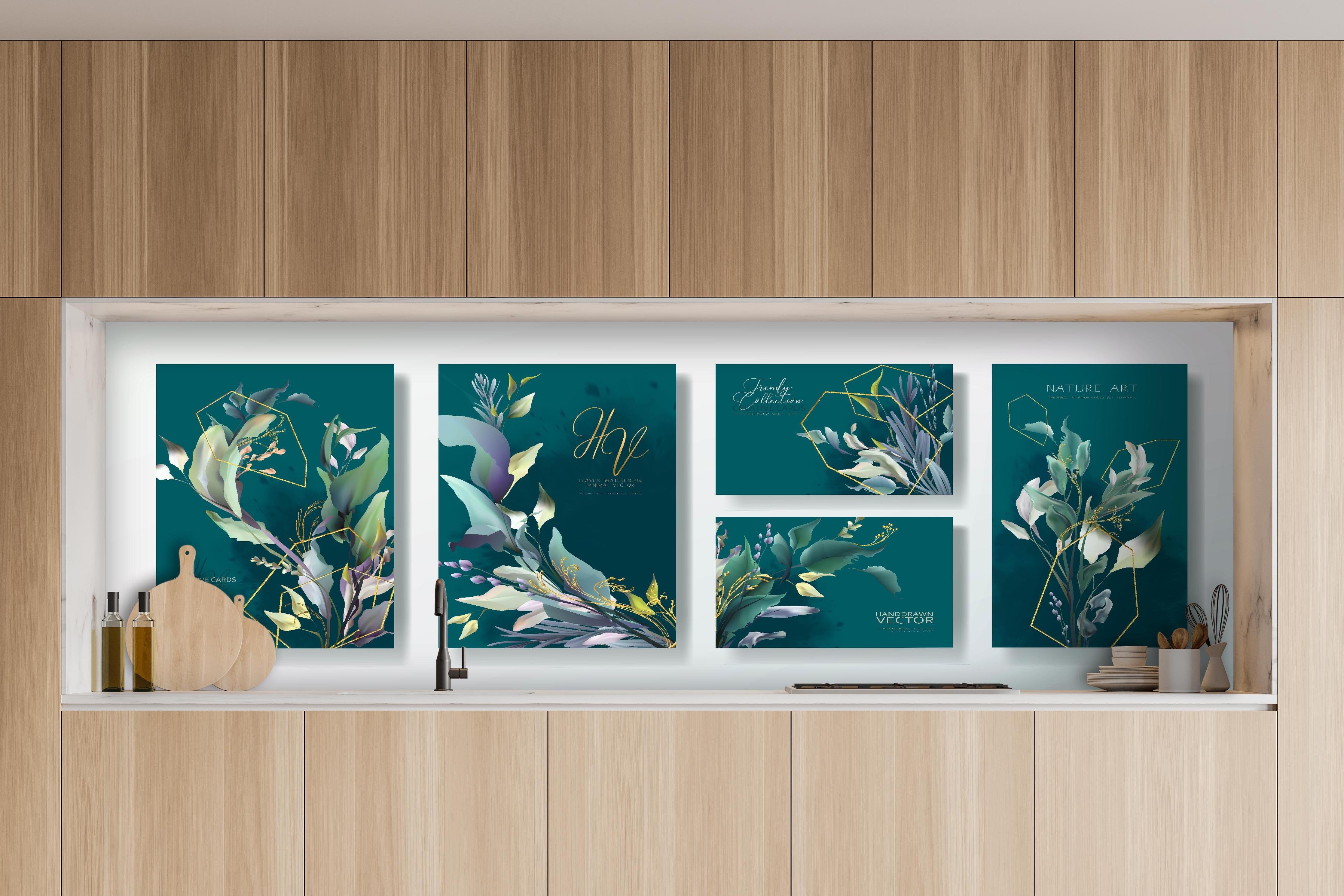 Küche - Kunstdesign Grüne Blätter auf Dunkel hinter weißen Hochglanz-Küchenregalen und schwarzem Wasserhahn