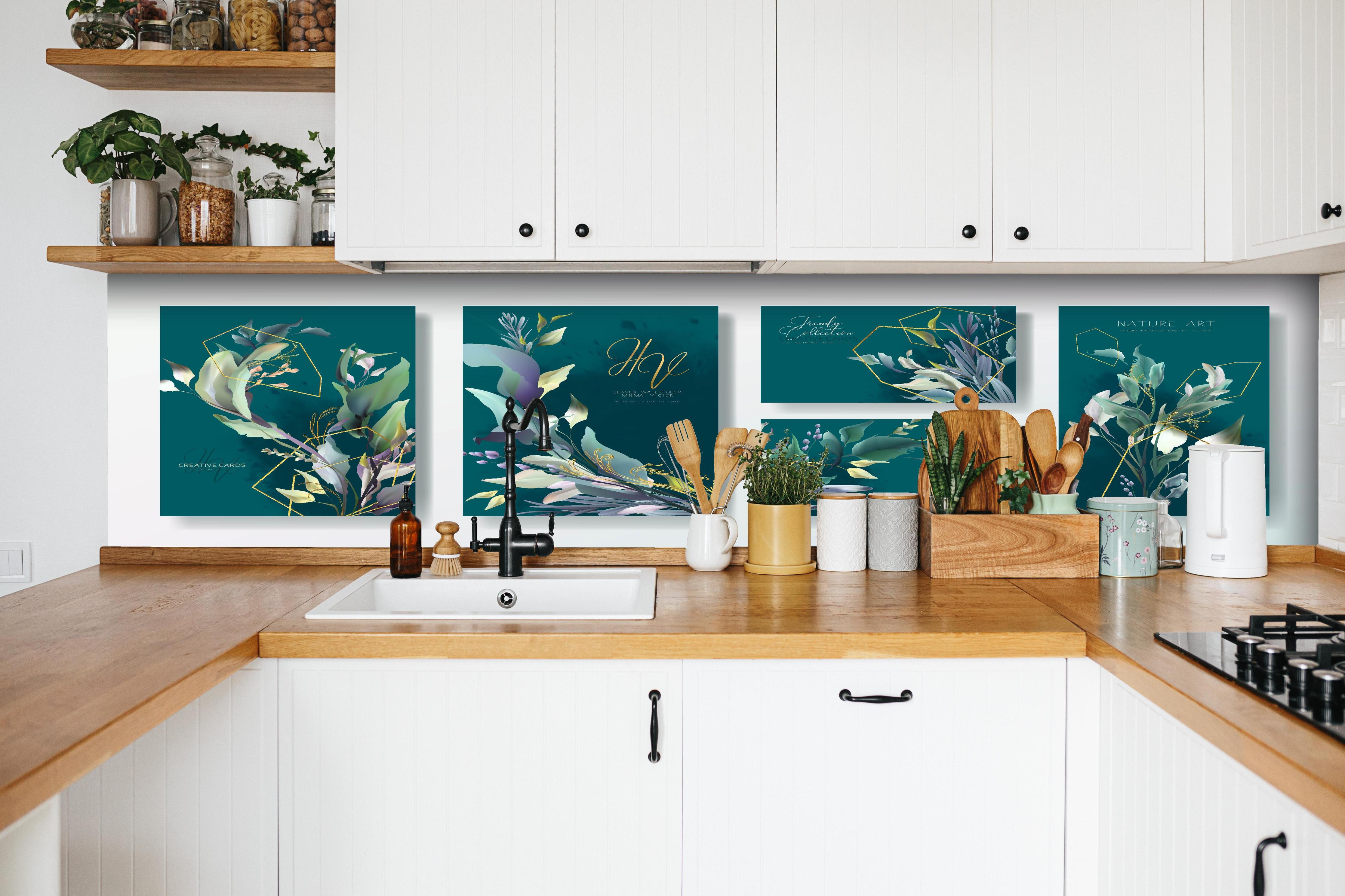 Küche - Kunstdesign Grüne Blätter auf Dunkel hinter weißen Hochglanz-Küchenregalen und schwarzem Wasserhahn