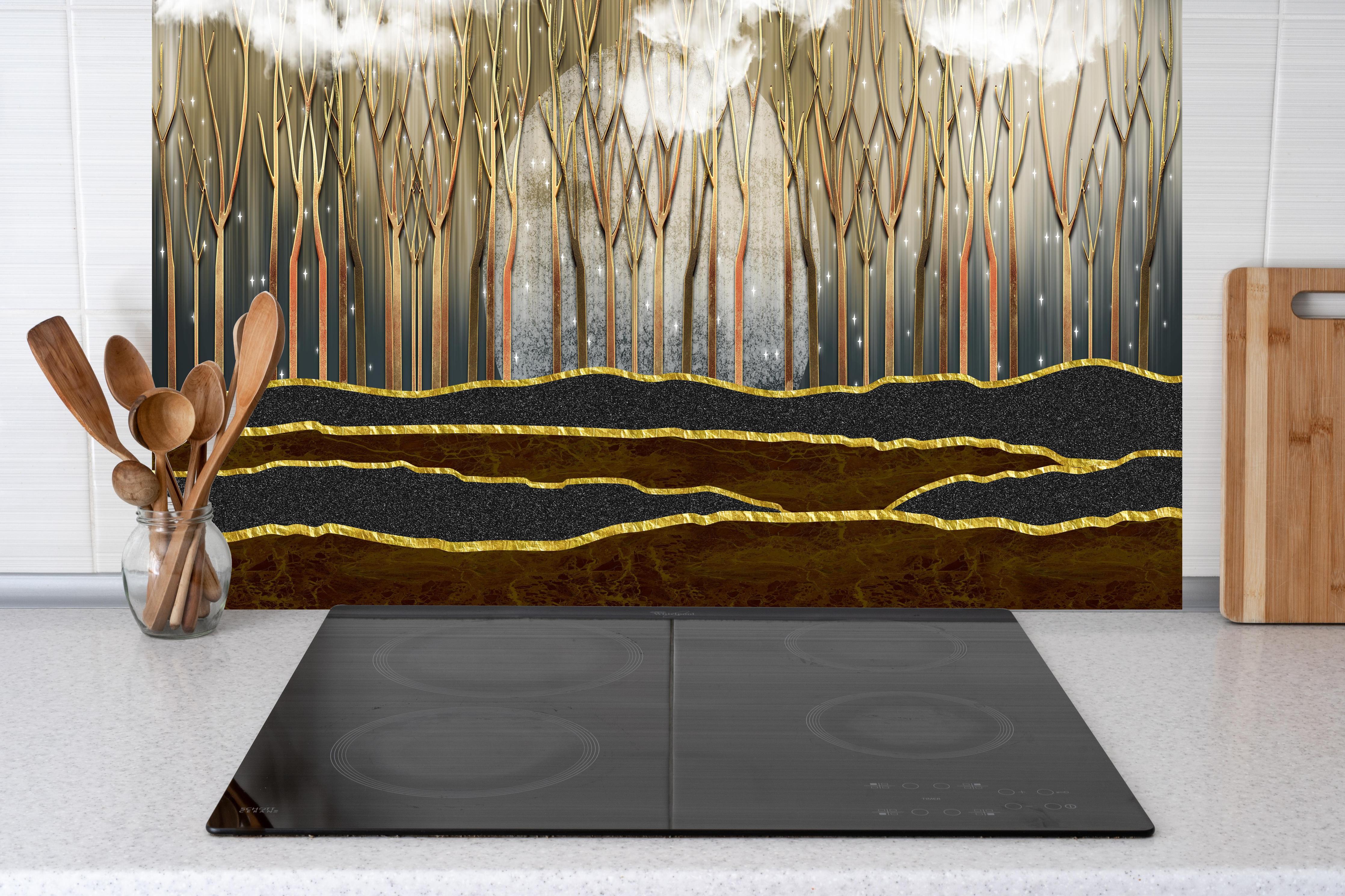 Küche - Landschafts Kunst- goldene Bäume hinter weißen Hochglanz-Küchenregalen und schwarzem Wasserhahn