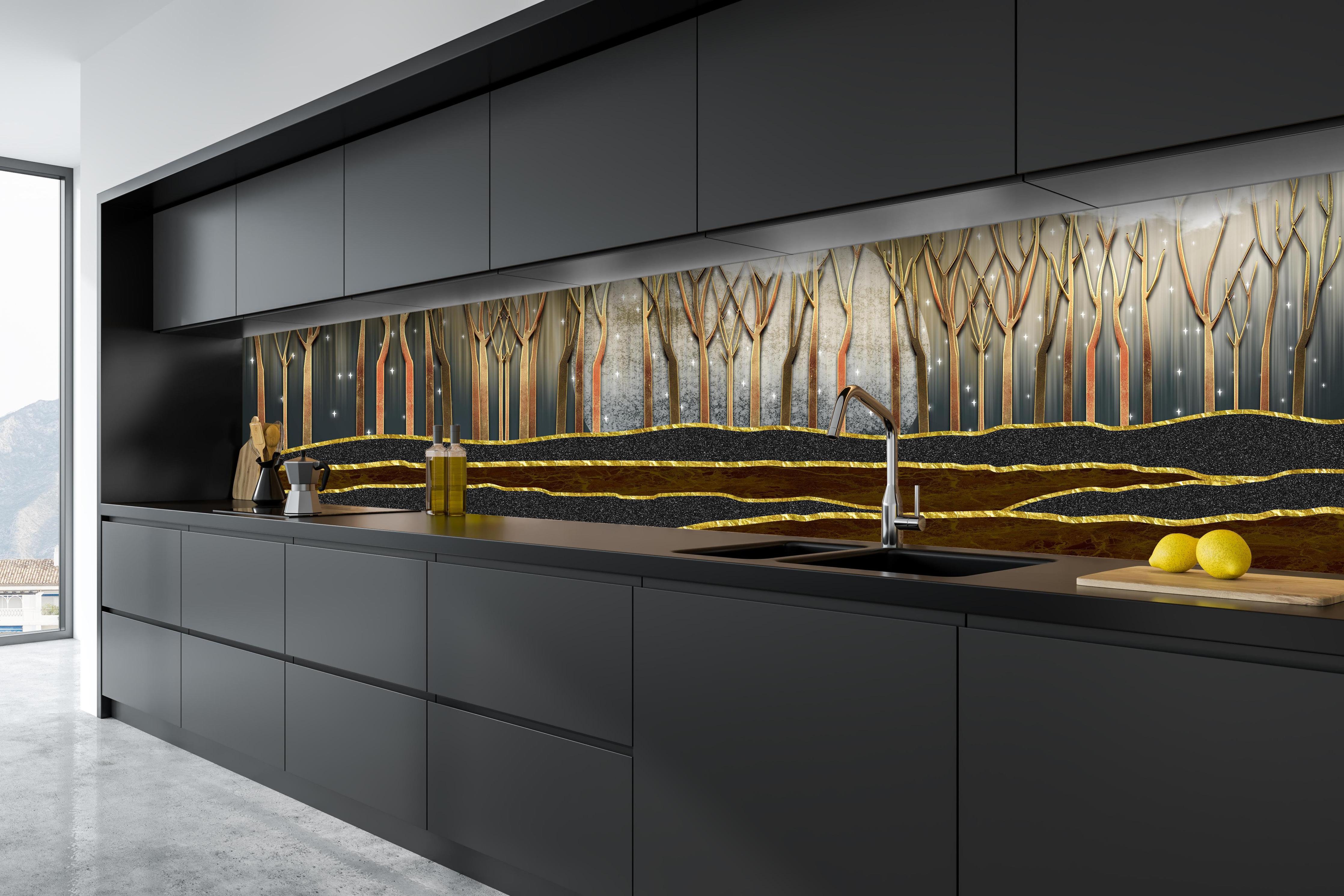 Küche - Landschafts Kunst- goldene Bäume hinter weißen Hochglanz-Küchenregalen und schwarzem Wasserhahn