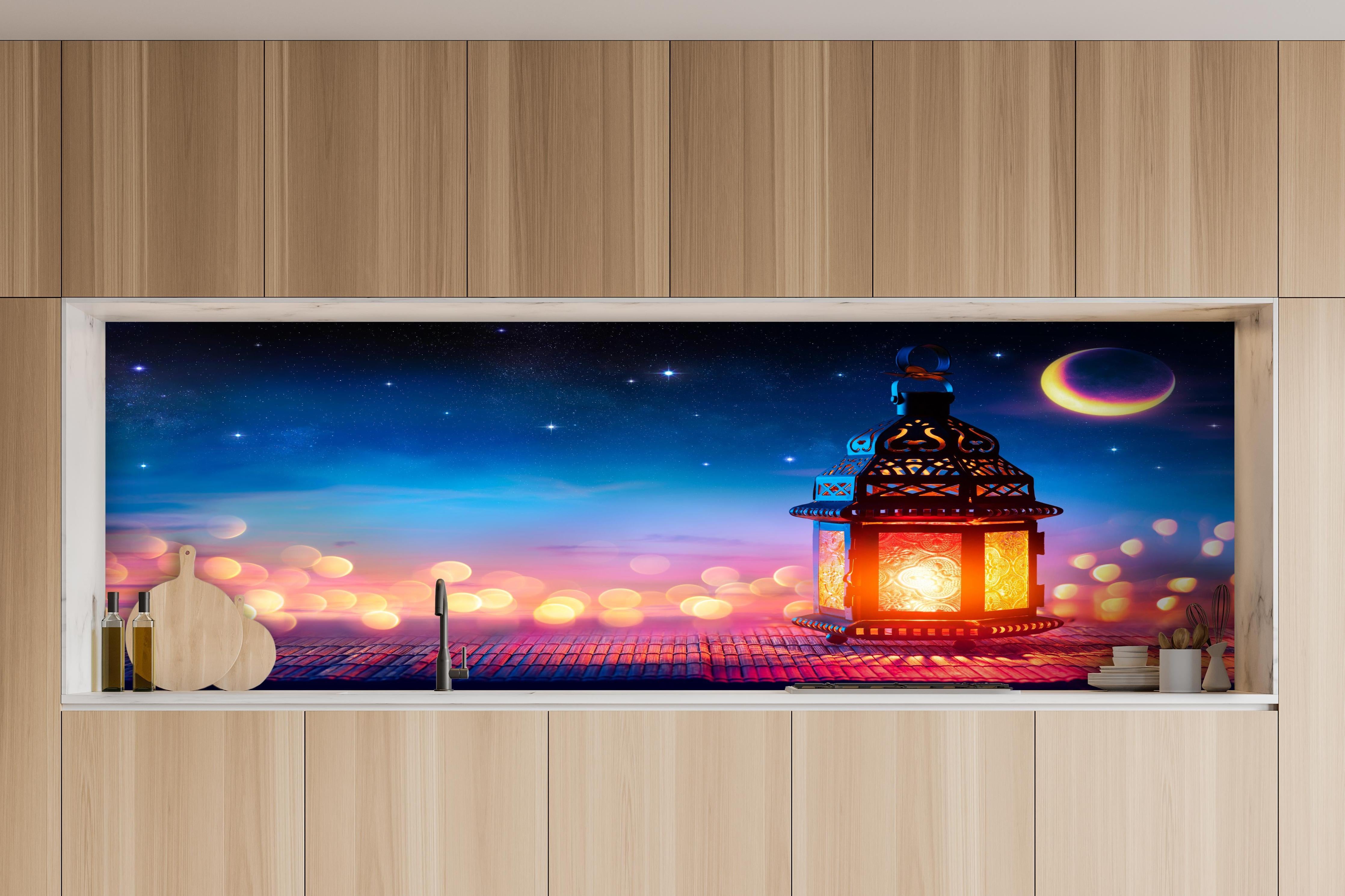 Küche - Laternenlicht bei Sternenhimmel hinter weißen Hochglanz-Küchenregalen und schwarzem Wasserhahn