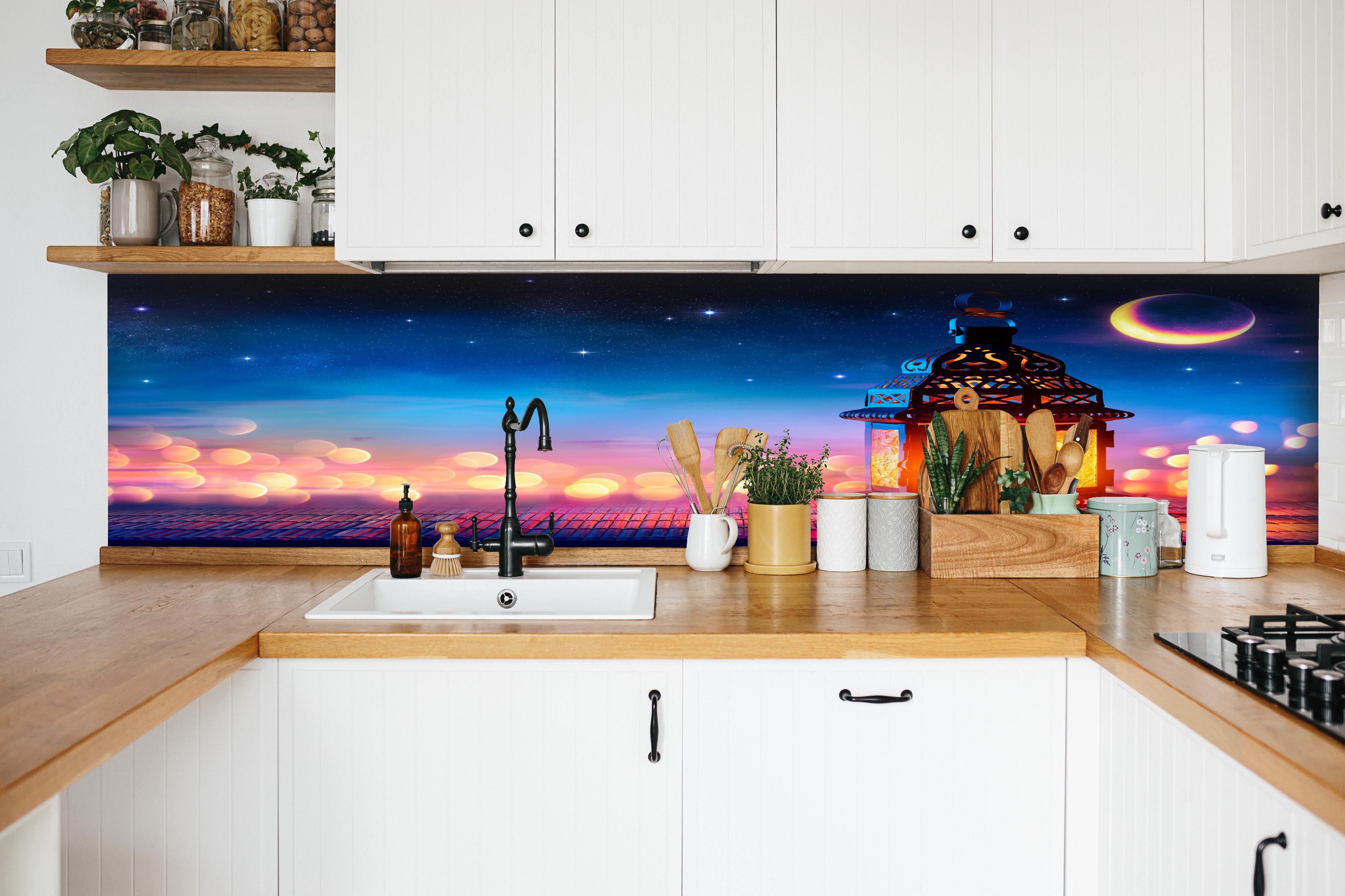 Küche - Laternenlicht bei Sternenhimmel hinter weißen Hochglanz-Küchenregalen und schwarzem Wasserhahn