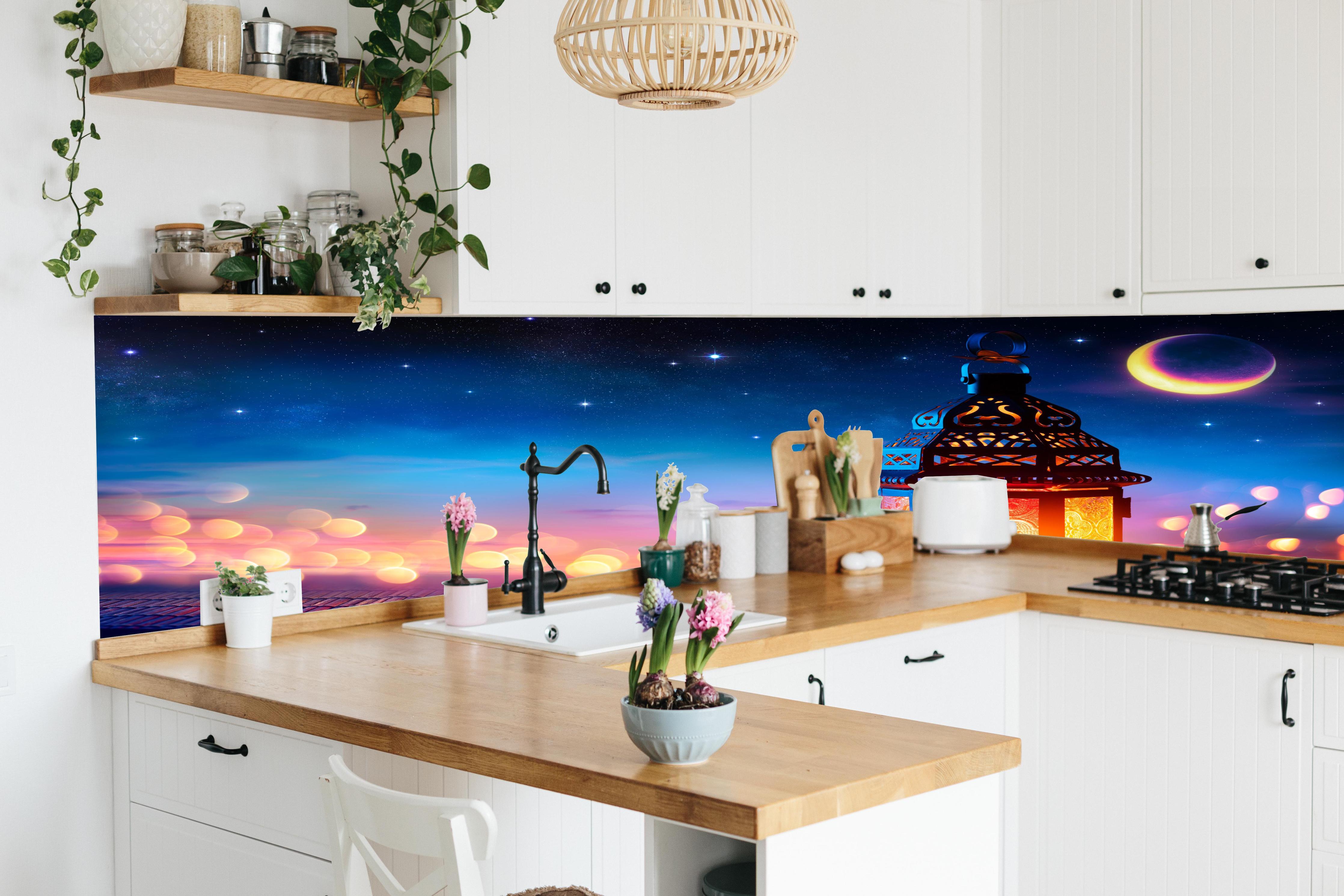 Küche - Laternenlicht bei Sternenhimmel hinter weißen Hochglanz-Küchenregalen und schwarzem Wasserhahn