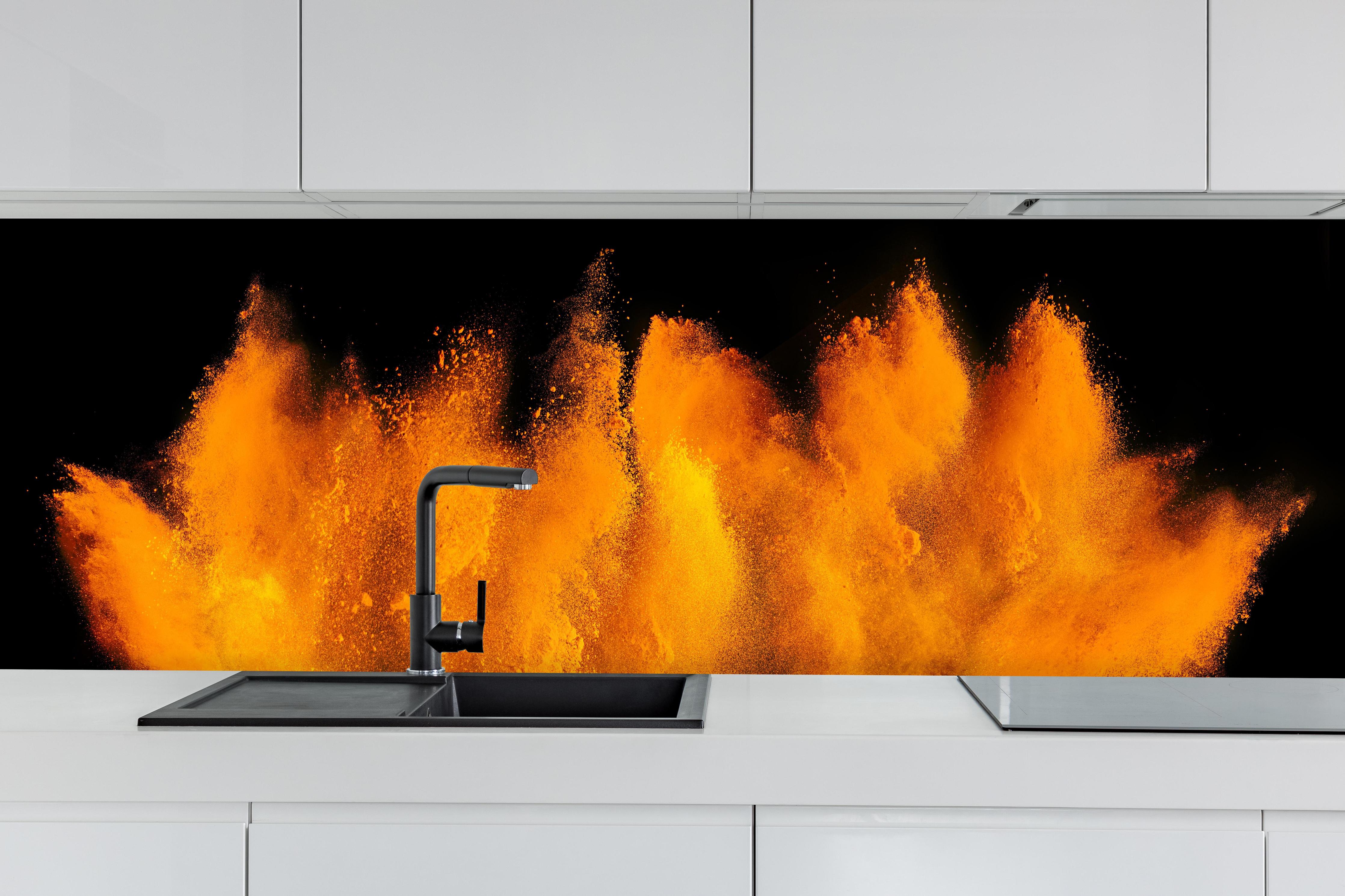 Küche - Lebendige Holi Farbexplosion auf Schwarz hinter weißen Hochglanz-Küchenregalen und schwarzem Wasserhahn