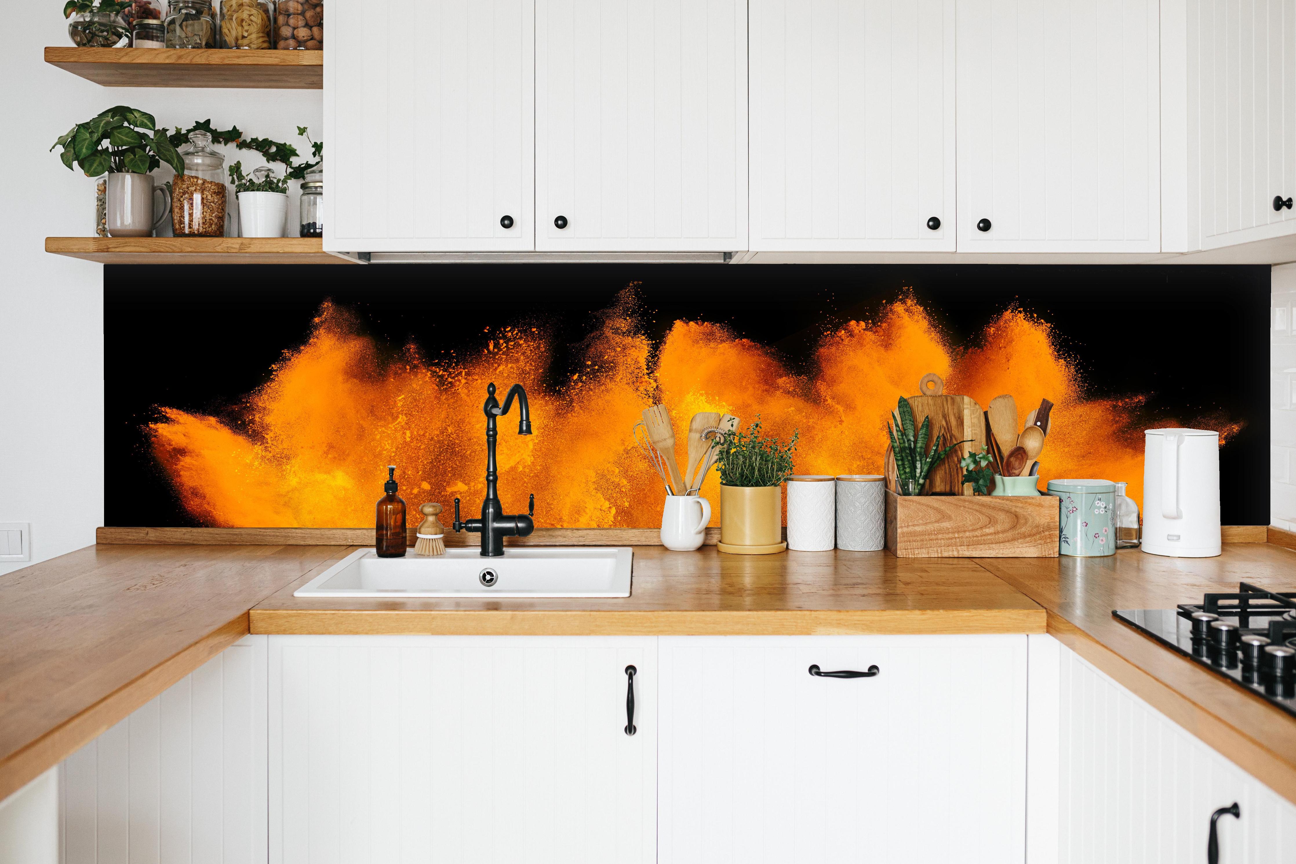 Küche - Lebendige Holi Farbexplosion auf Schwarz hinter weißen Hochglanz-Küchenregalen und schwarzem Wasserhahn