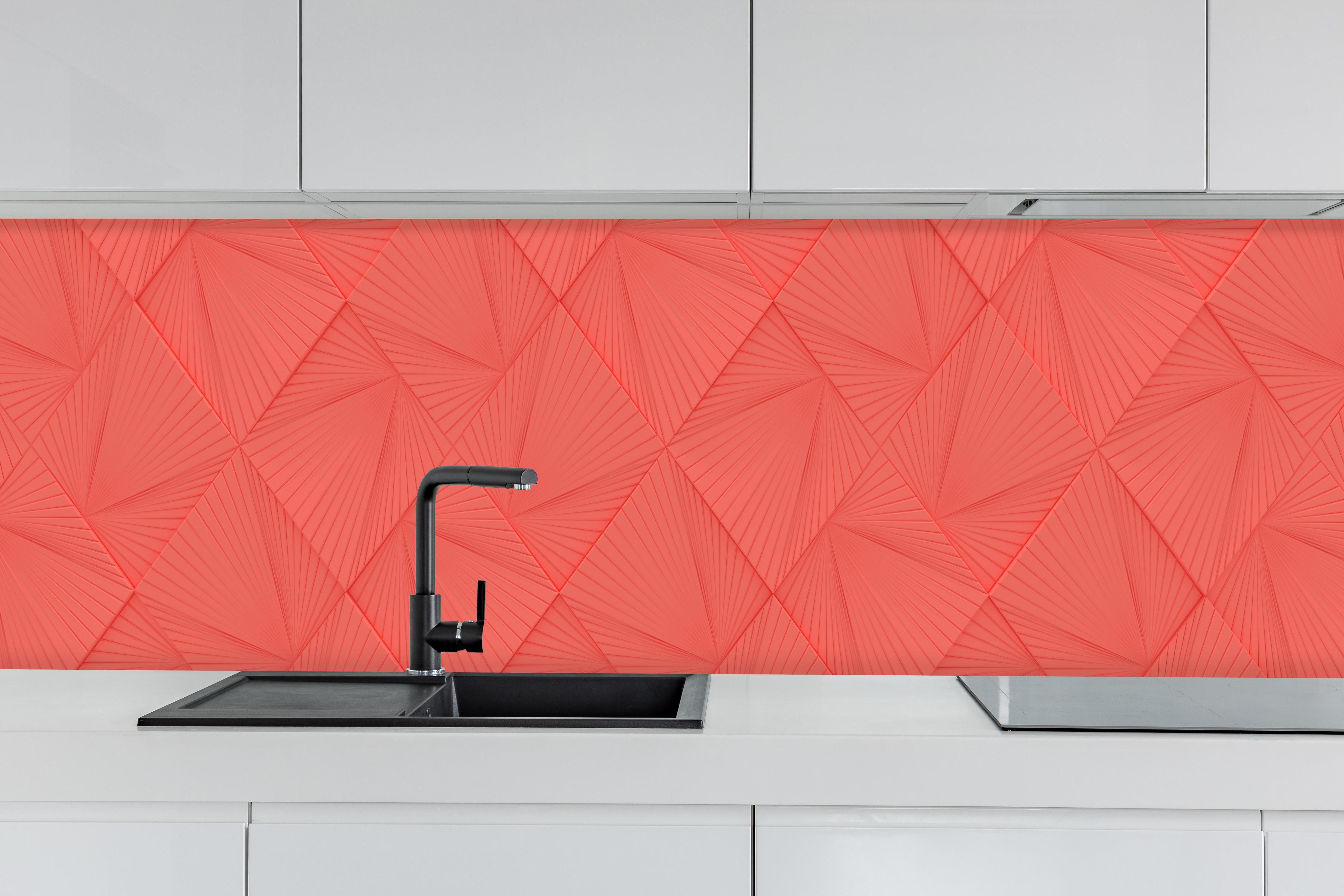 Küche - Lebendiger Korallenrot Geometrisches Muster hinter weißen Hochglanz-Küchenregalen und schwarzem Wasserhahn