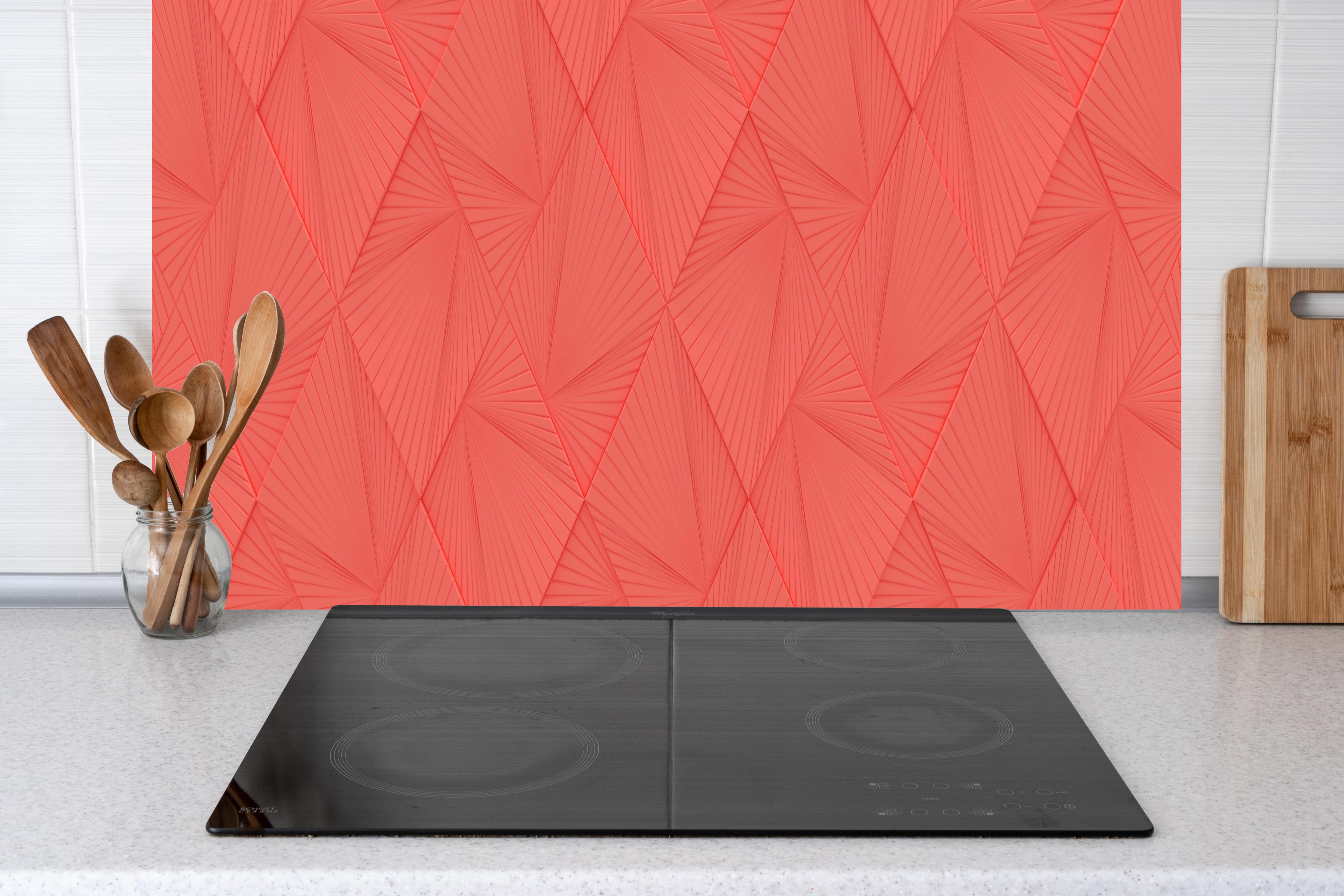 Küche - Lebendiger Korallenrot Geometrisches Muster hinter weißen Hochglanz-Küchenregalen und schwarzem Wasserhahn