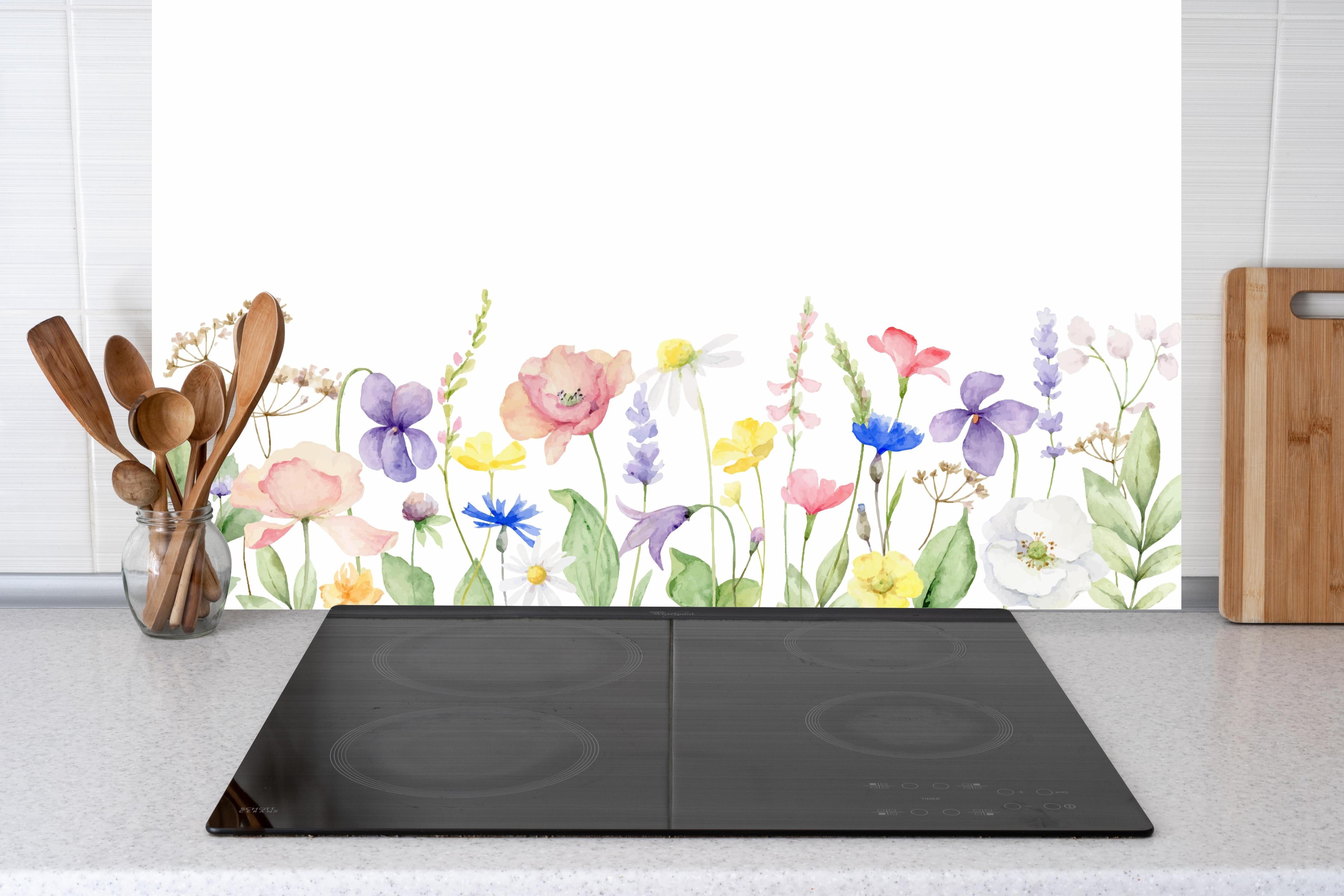 Küche - Lebhafte Blumen und Pflanzen Aquarellmalerei hinter weißen Hochglanz-Küchenregalen und schwarzem Wasserhahn