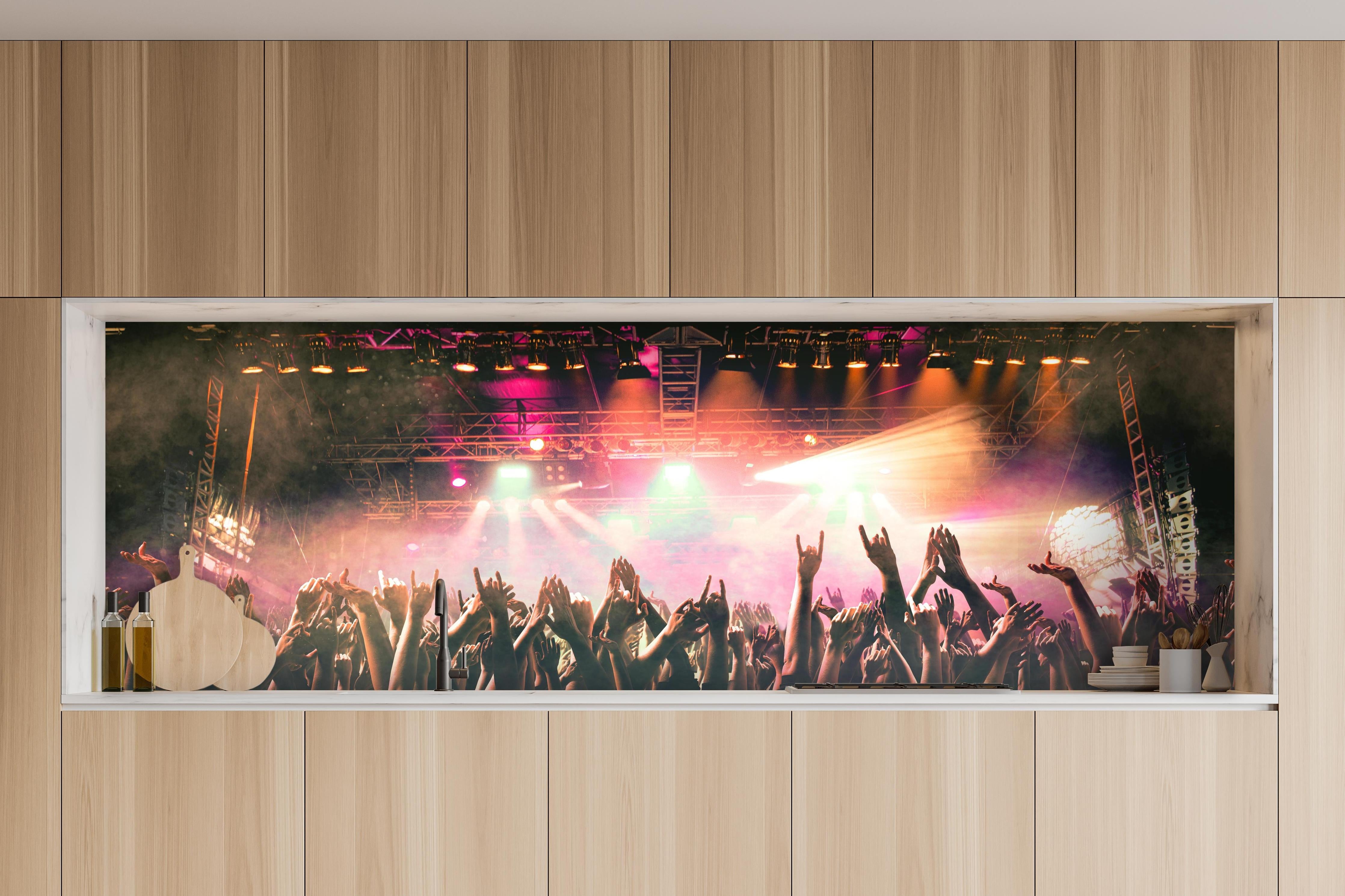 Küche - Lebhaftes Live-Musikkonzert mit Publikum hinter weißen Hochglanz-Küchenregalen und schwarzem Wasserhahn