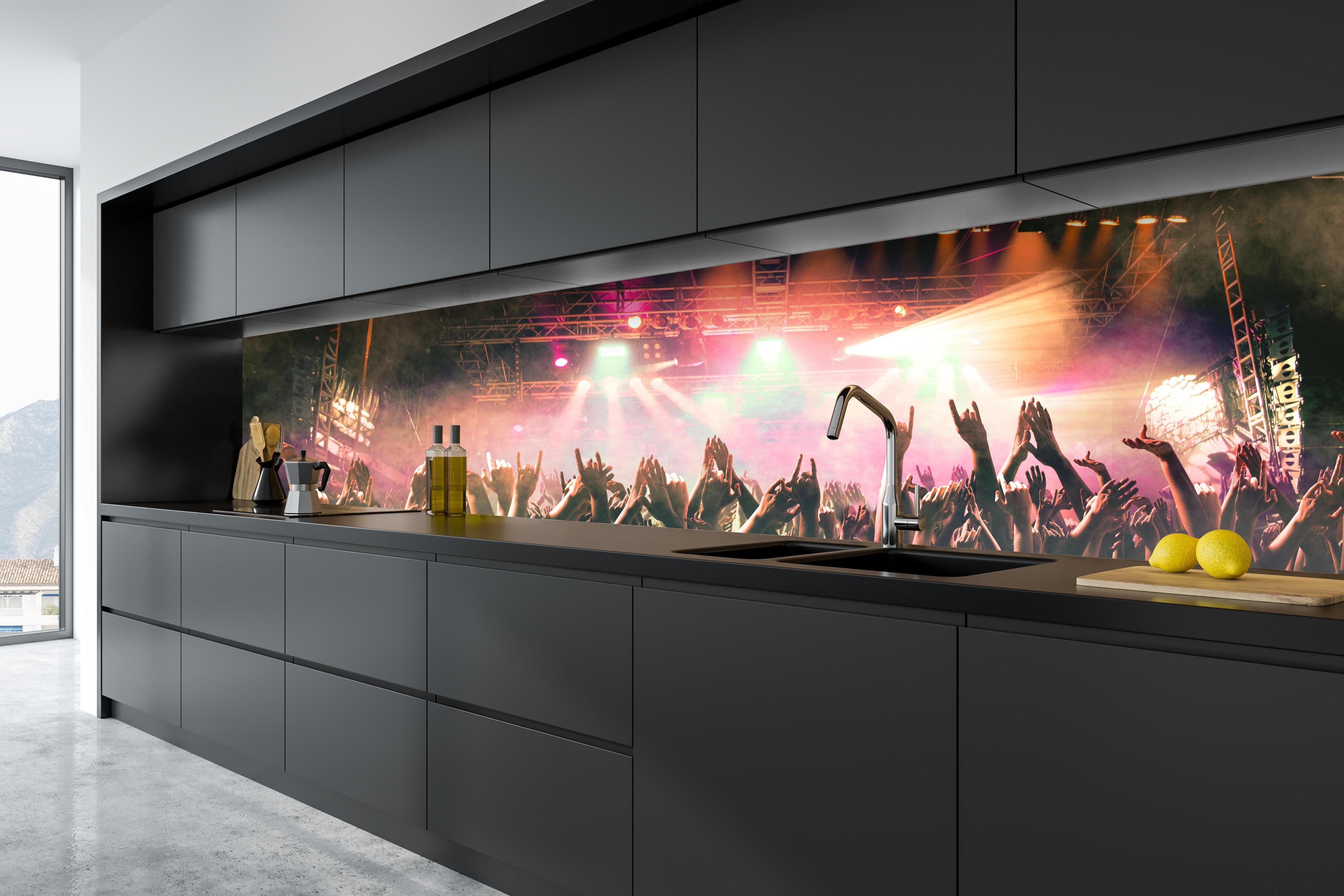 Küche - Lebhaftes Live-Musikkonzert mit Publikum hinter weißen Hochglanz-Küchenregalen und schwarzem Wasserhahn