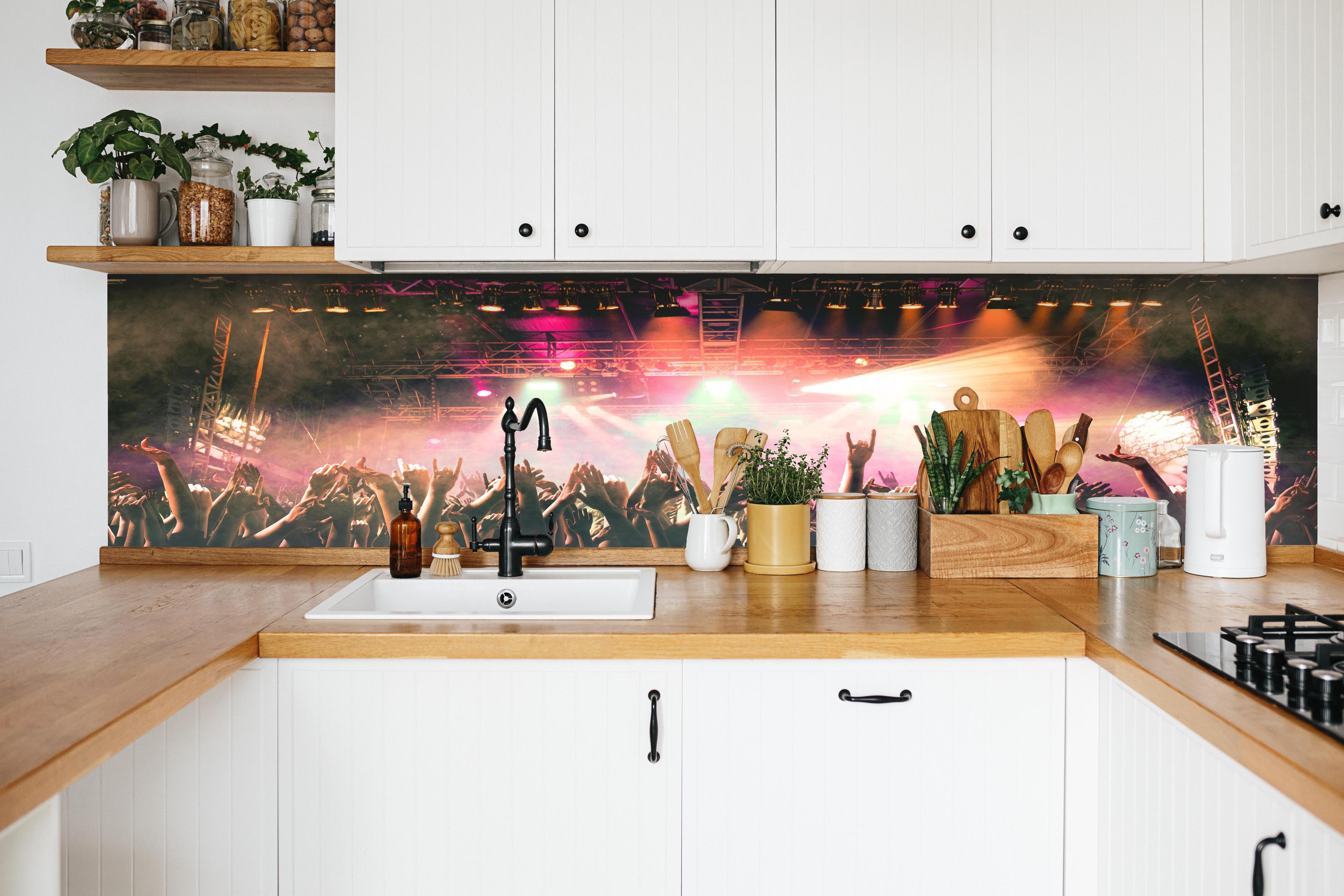 Küche - Lebhaftes Live-Musikkonzert mit Publikum hinter weißen Hochglanz-Küchenregalen und schwarzem Wasserhahn