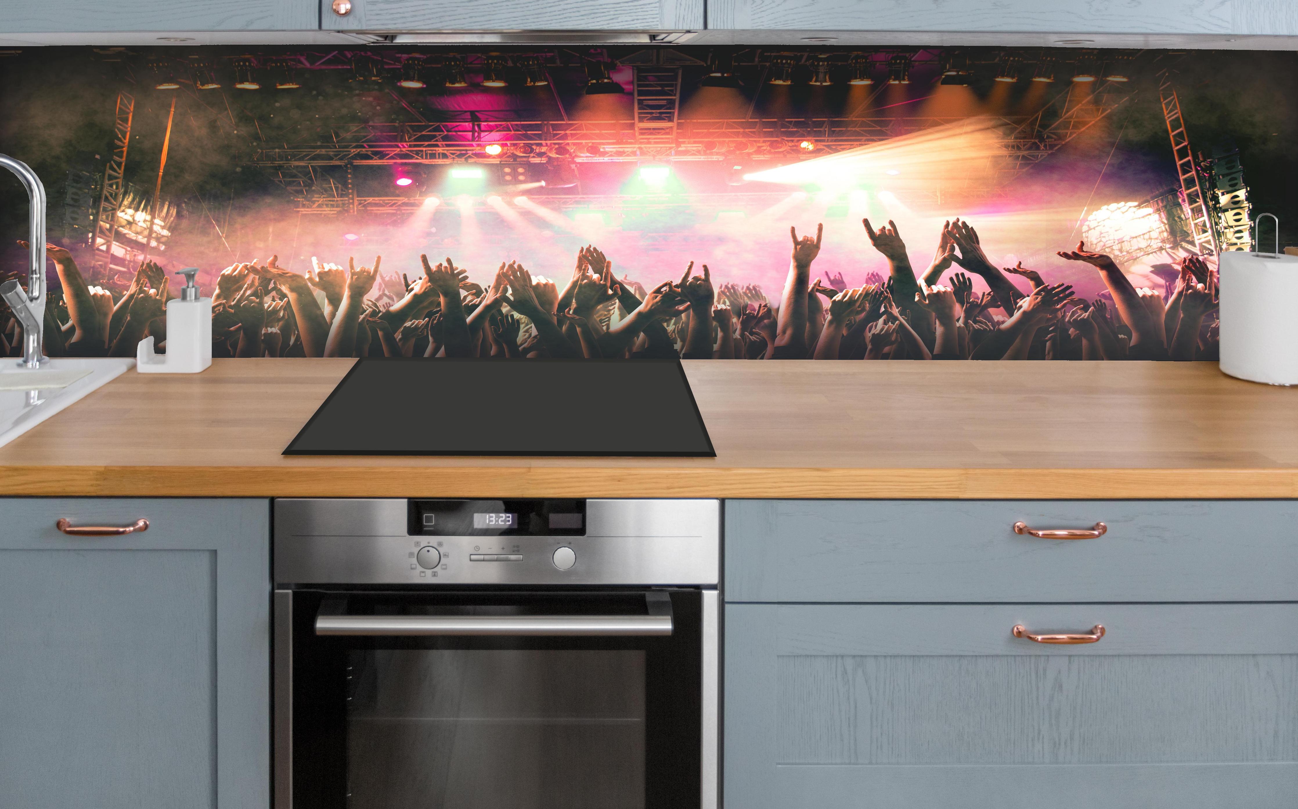 Küche - Lebhaftes Live-Musikkonzert mit Publikum hinter weißen Hochglanz-Küchenregalen und schwarzem Wasserhahn