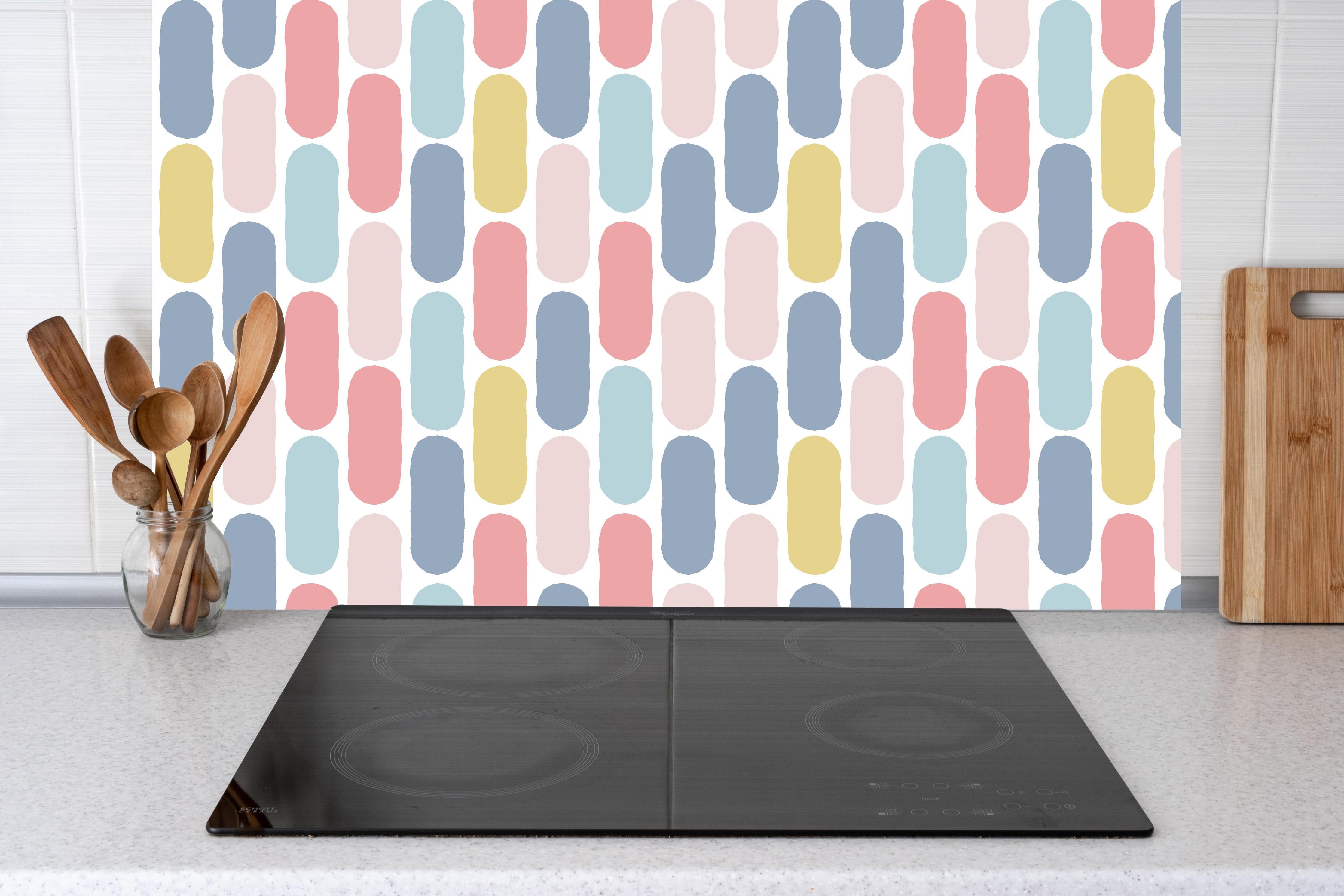 Küche - Lebhaftes Pastellrauten Design für moderne Deko hinter weißen Hochglanz-Küchenregalen und schwarzem Wasserhahn